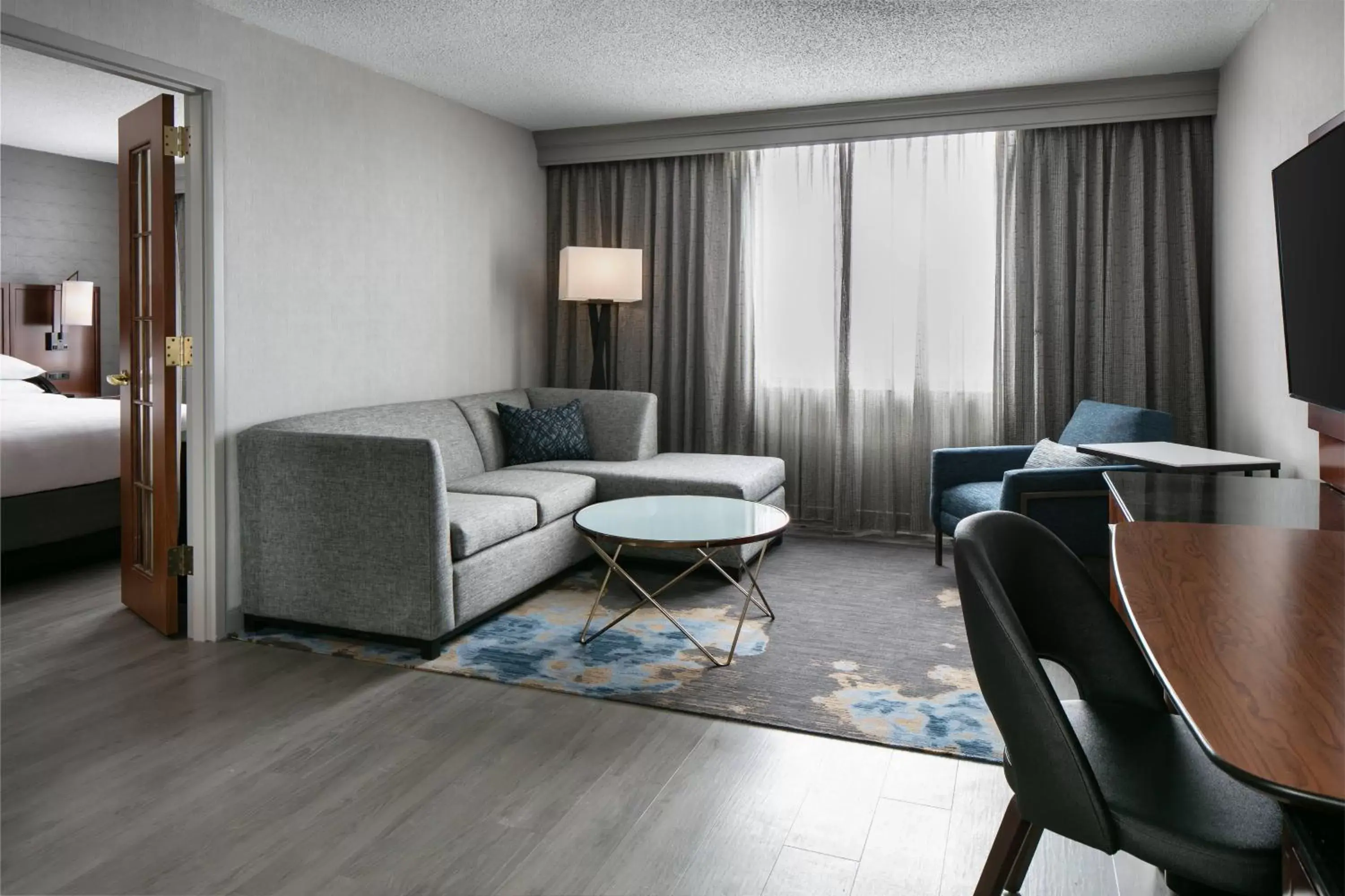 Bedroom, Seating Area in West Des Moines Marriott