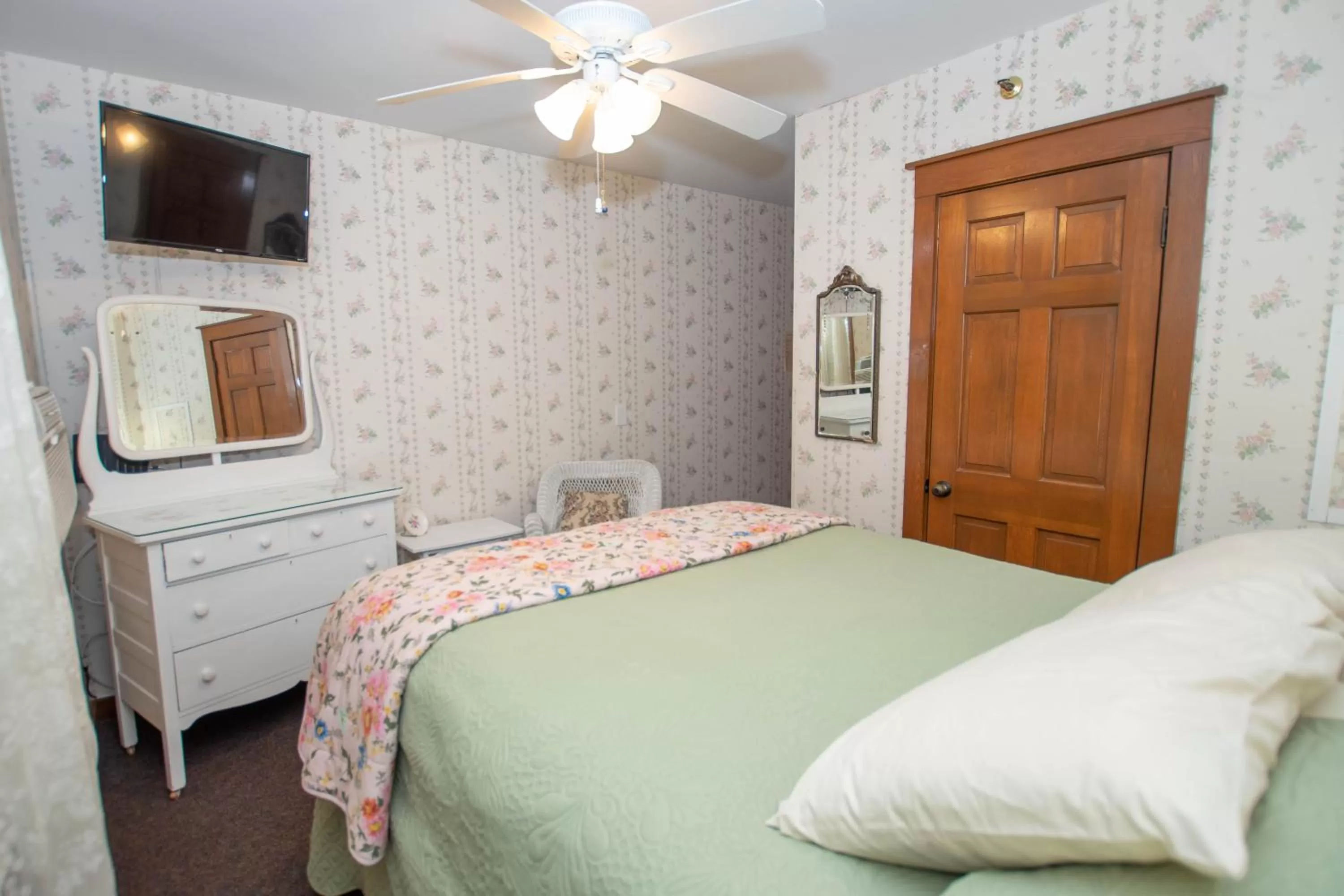 Bed in Terrace Inn and 1911 Restaurant