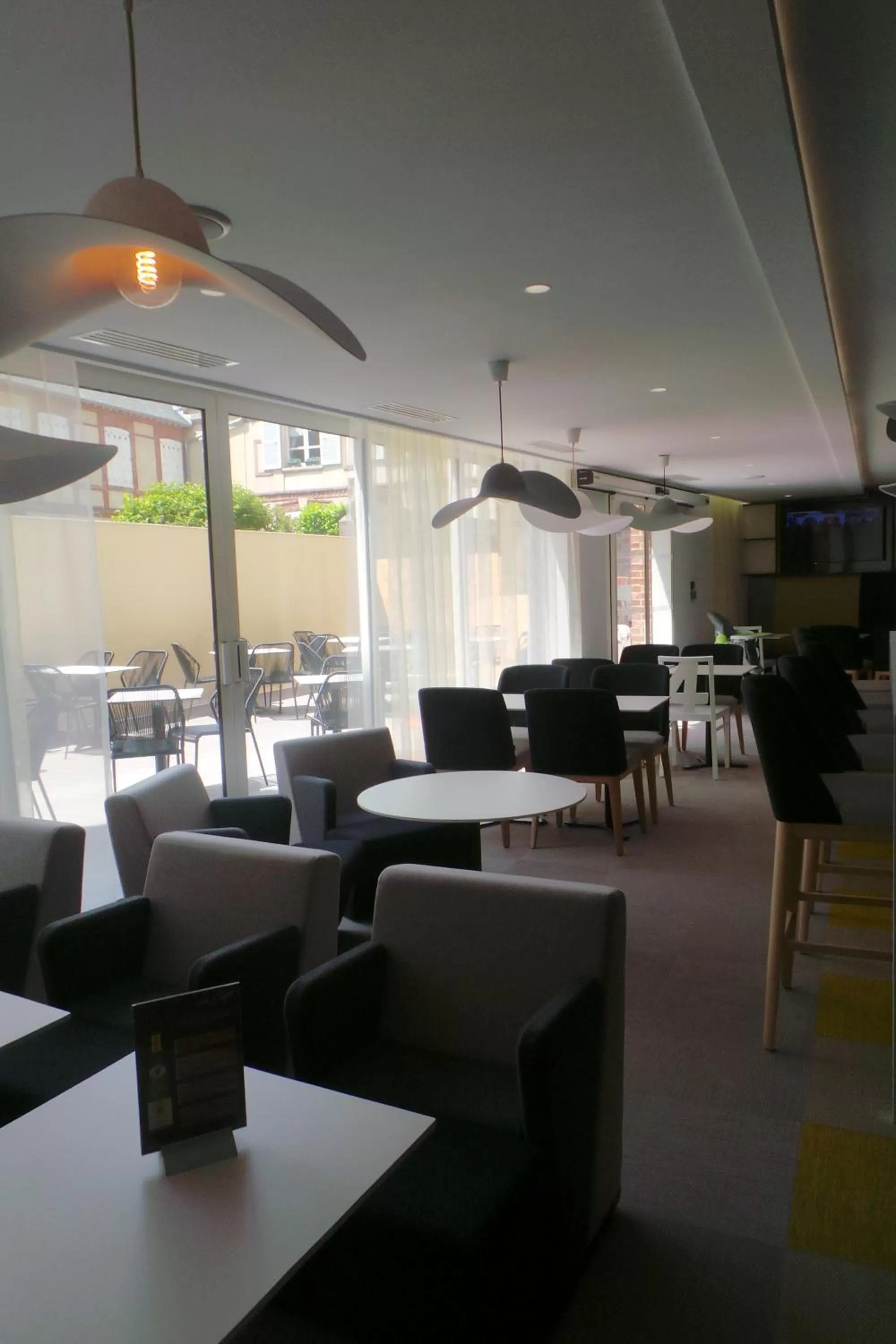 Lounge or bar in ibis Styles Deauville Centre