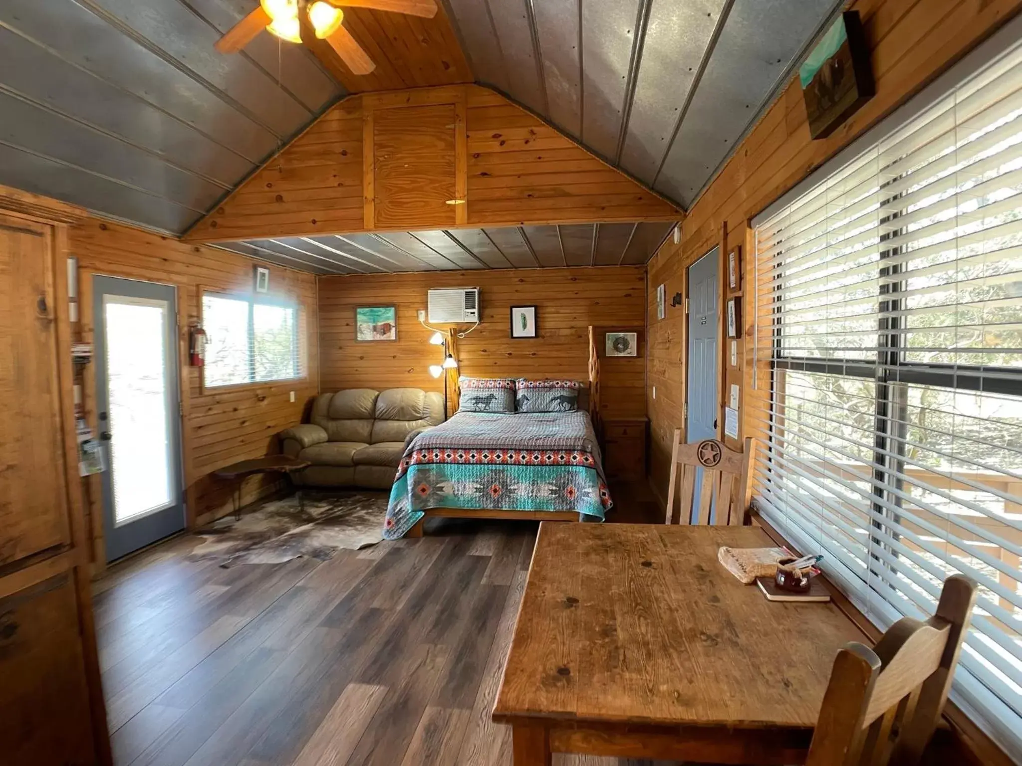 Dining area, Bed in Walnut Canyon Cabins