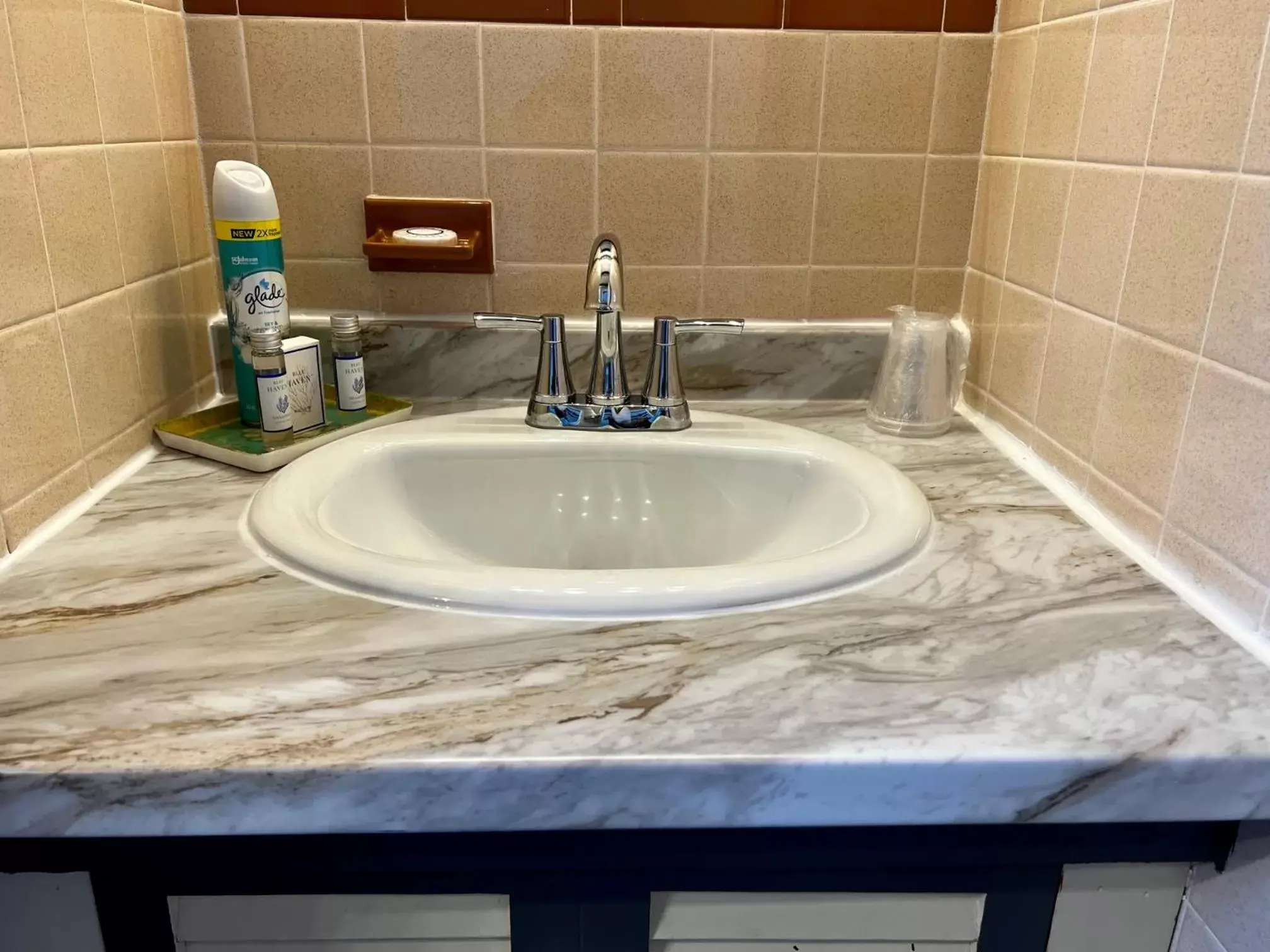 Bathroom in Claddagh Motel & Suites