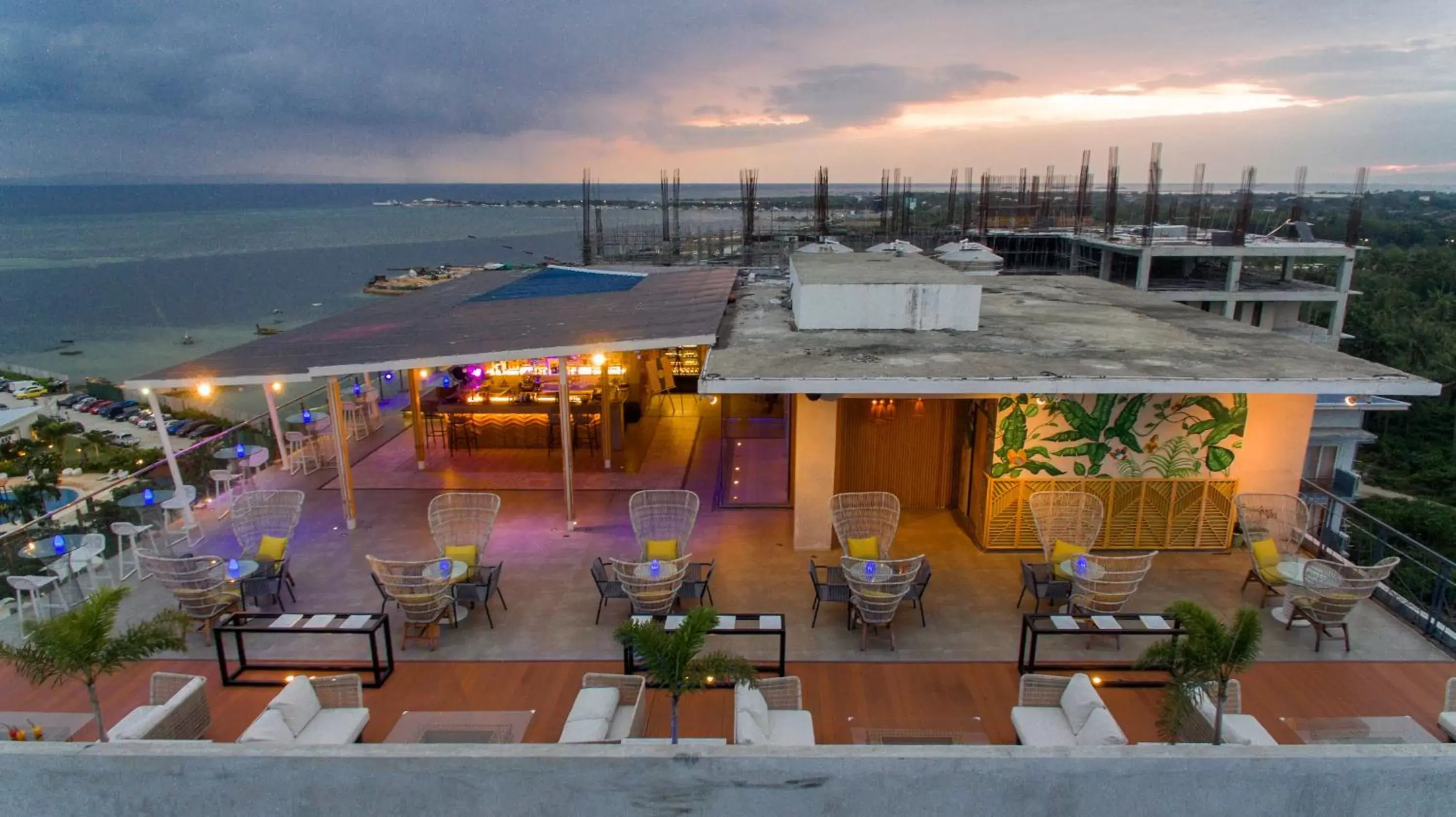 Lounge or bar in Solea Mactan Resort