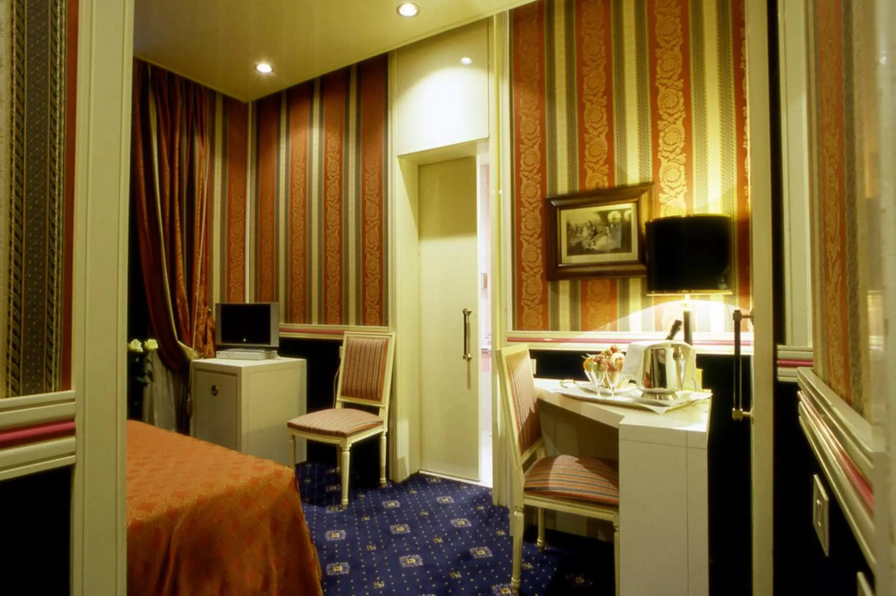 Bedroom, TV/Entertainment Center in Atlante Star Hotel