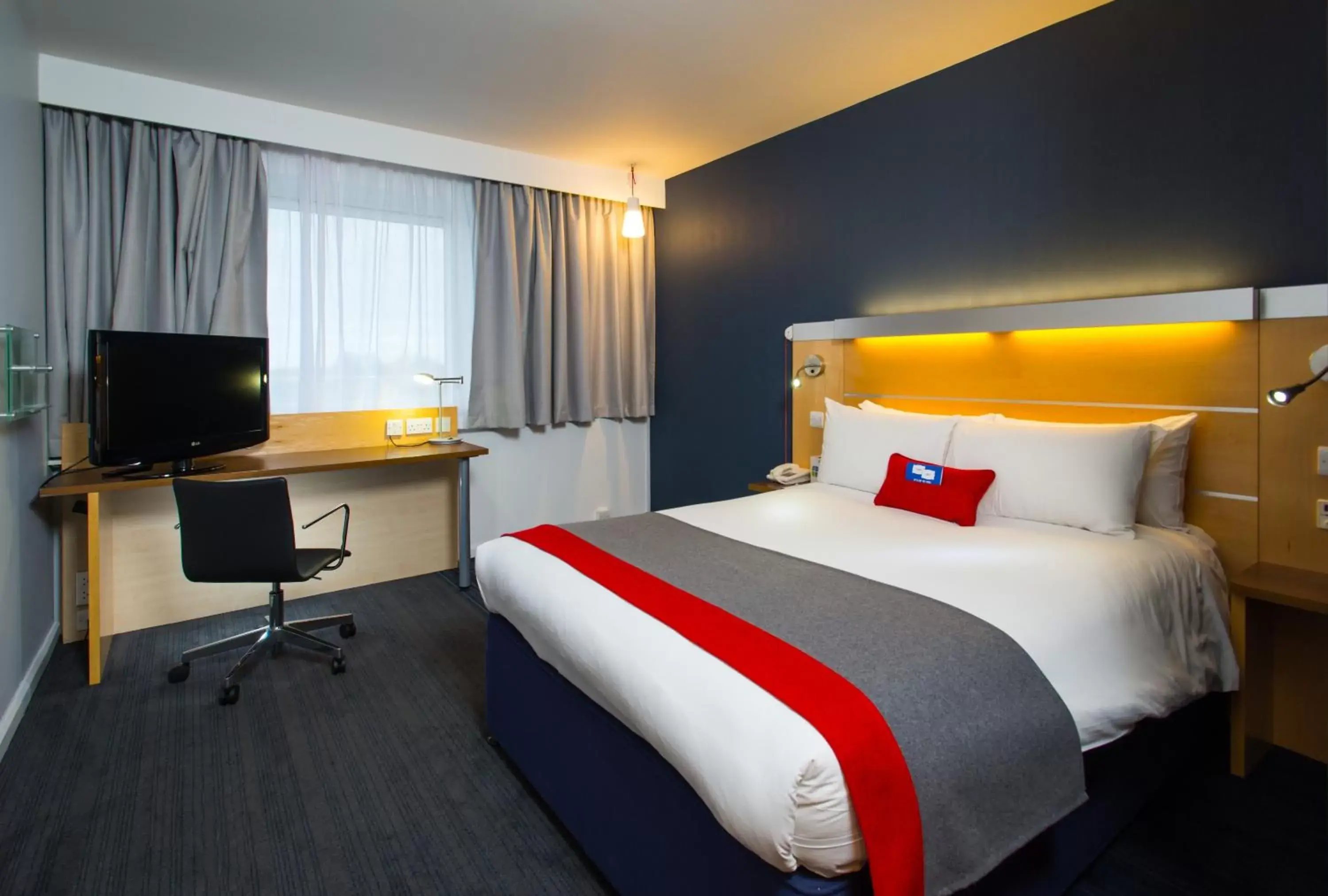 Photo of the whole room, Bed in Holiday Inn Express Bedford, an IHG Hotel