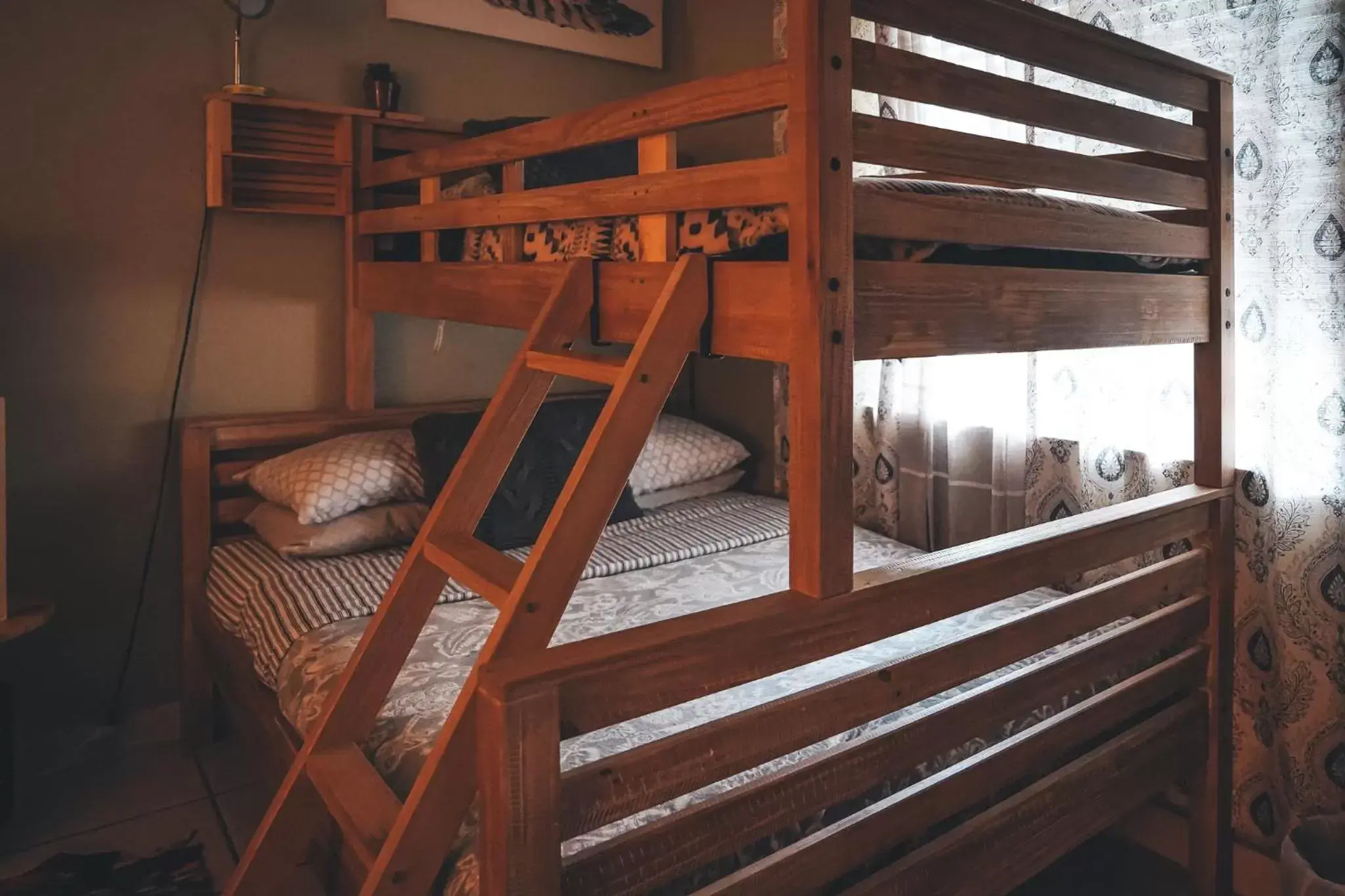bunk bed in Hollywood Light Haven Lodge