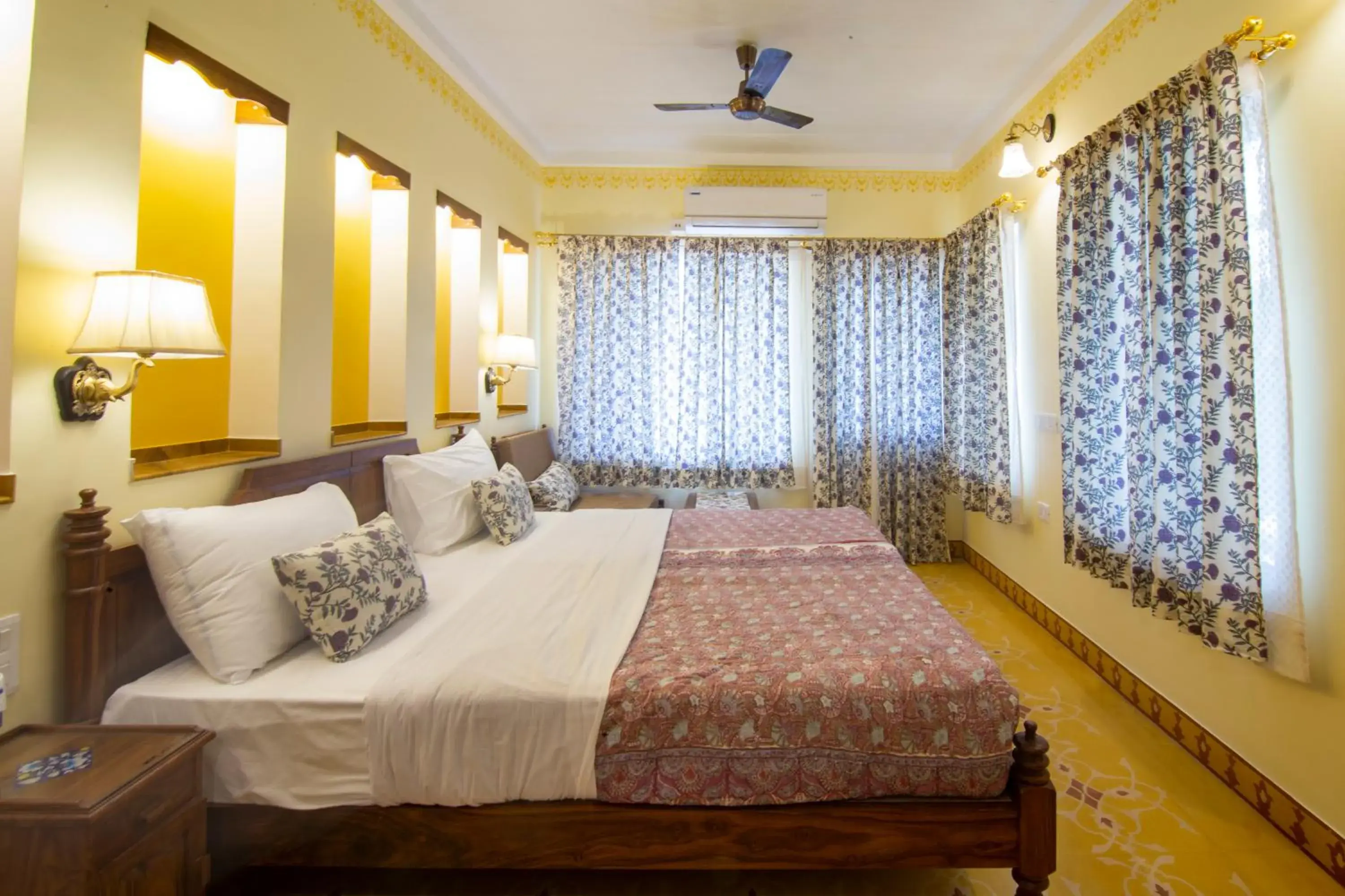 Bed in Jai Niwas Garden Hotel