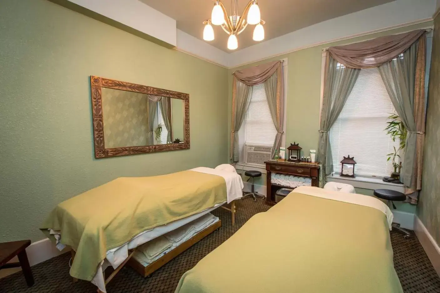 Massage in 1905 Basin Park Hotel