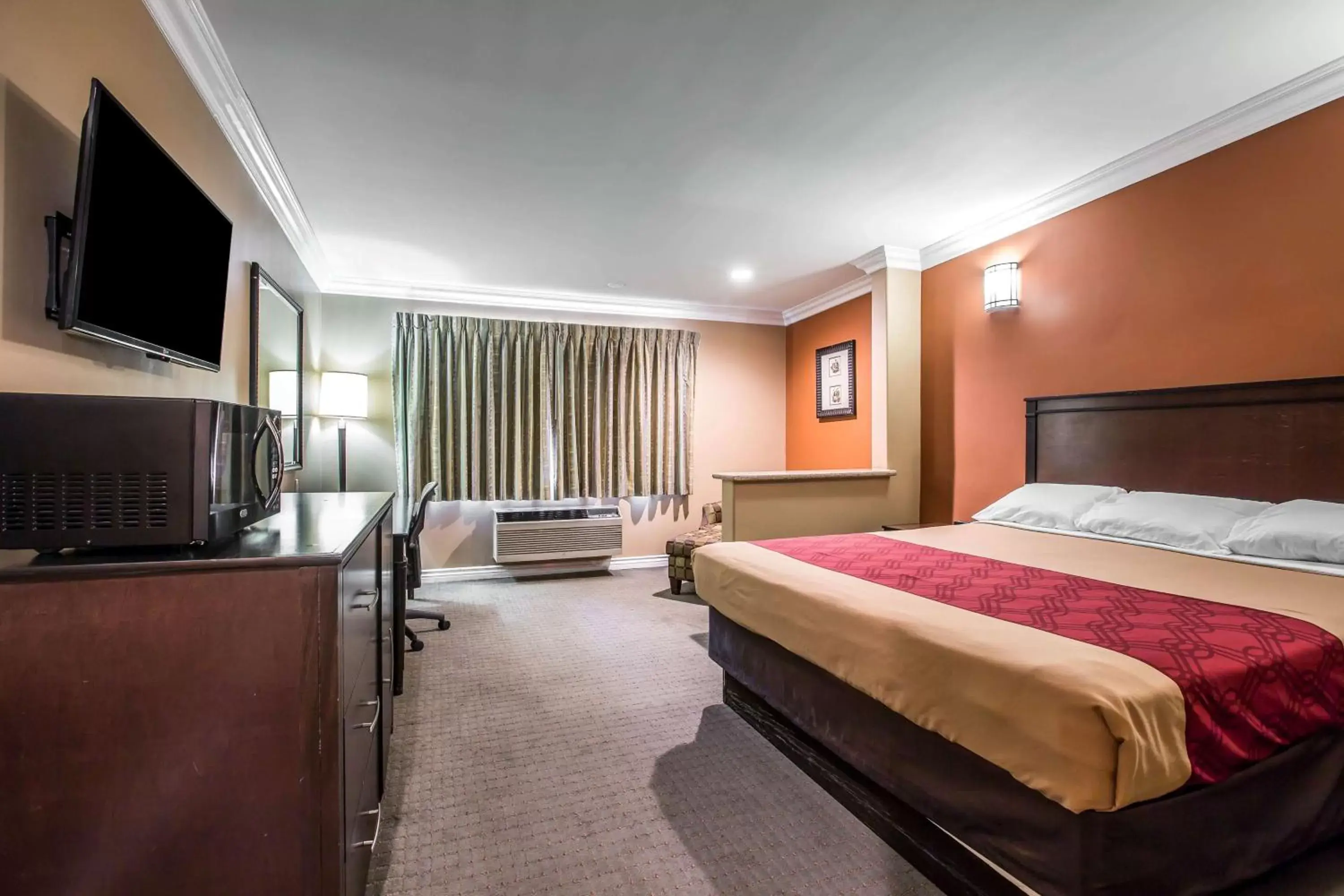 Photo of the whole room, Bed in Baymont by Wyndham Ontario