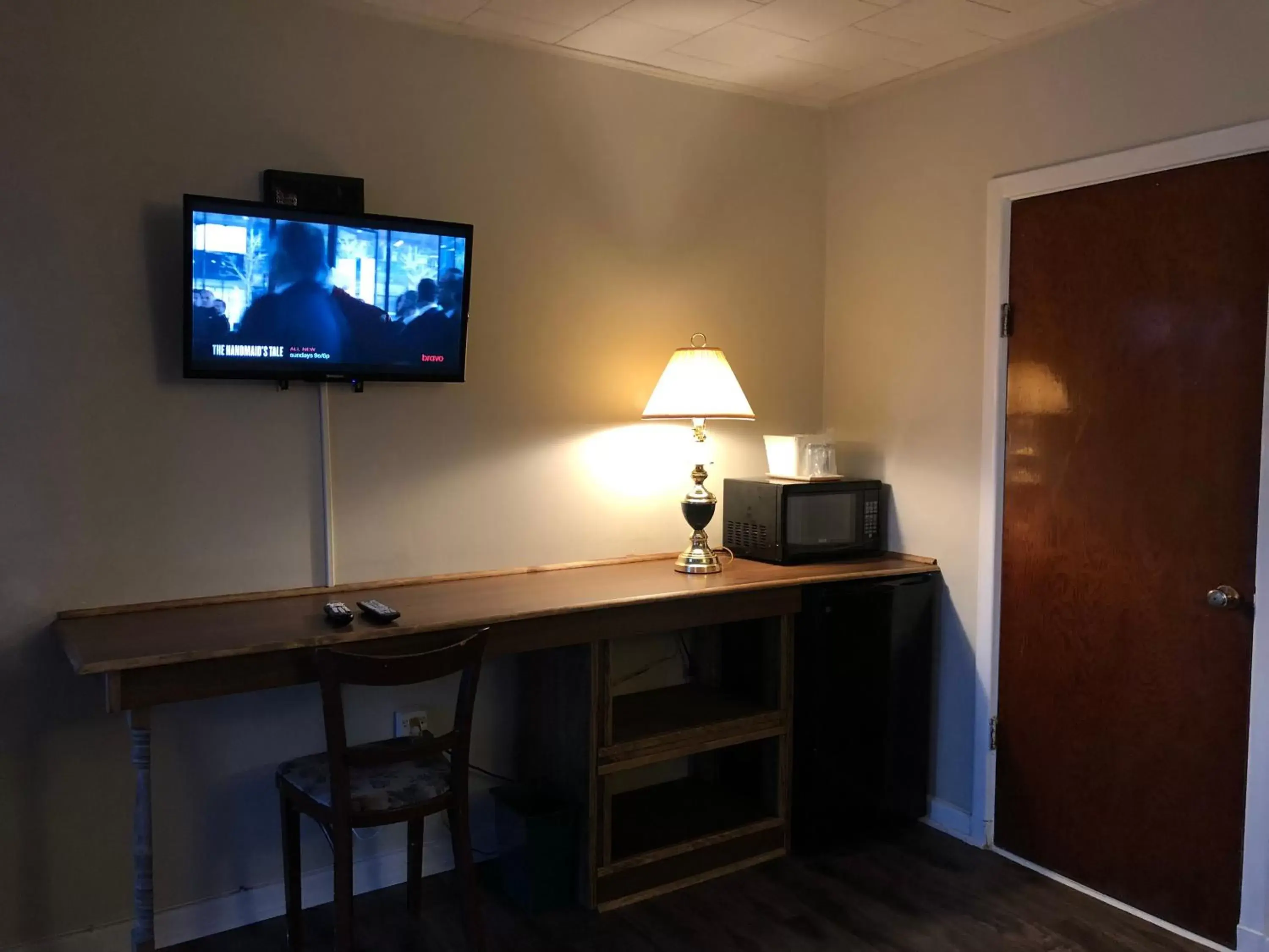 Bedroom, TV/Entertainment Center in Novastar Motel On The Lake