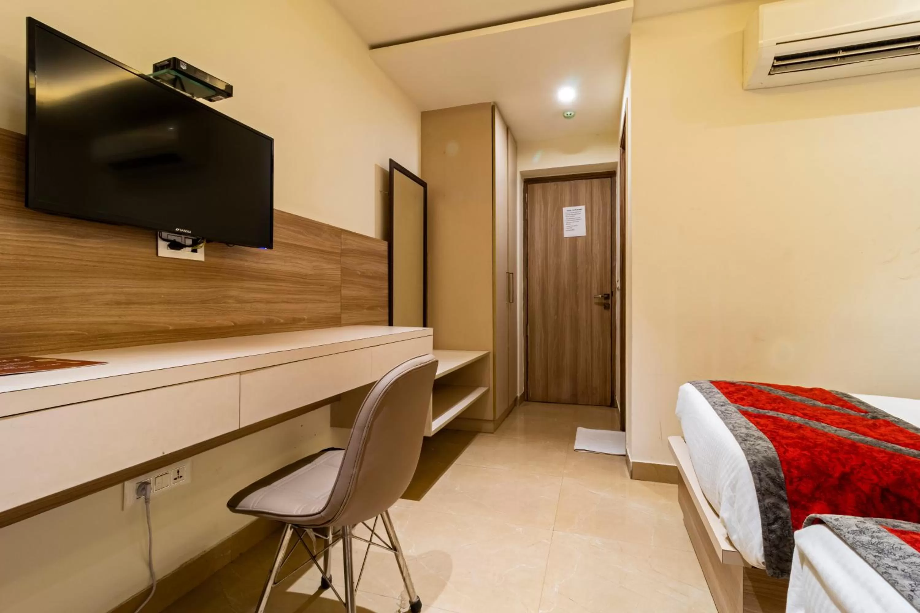 TV and multimedia, Bed in Hotel Tripple Tree - Karol Bagh