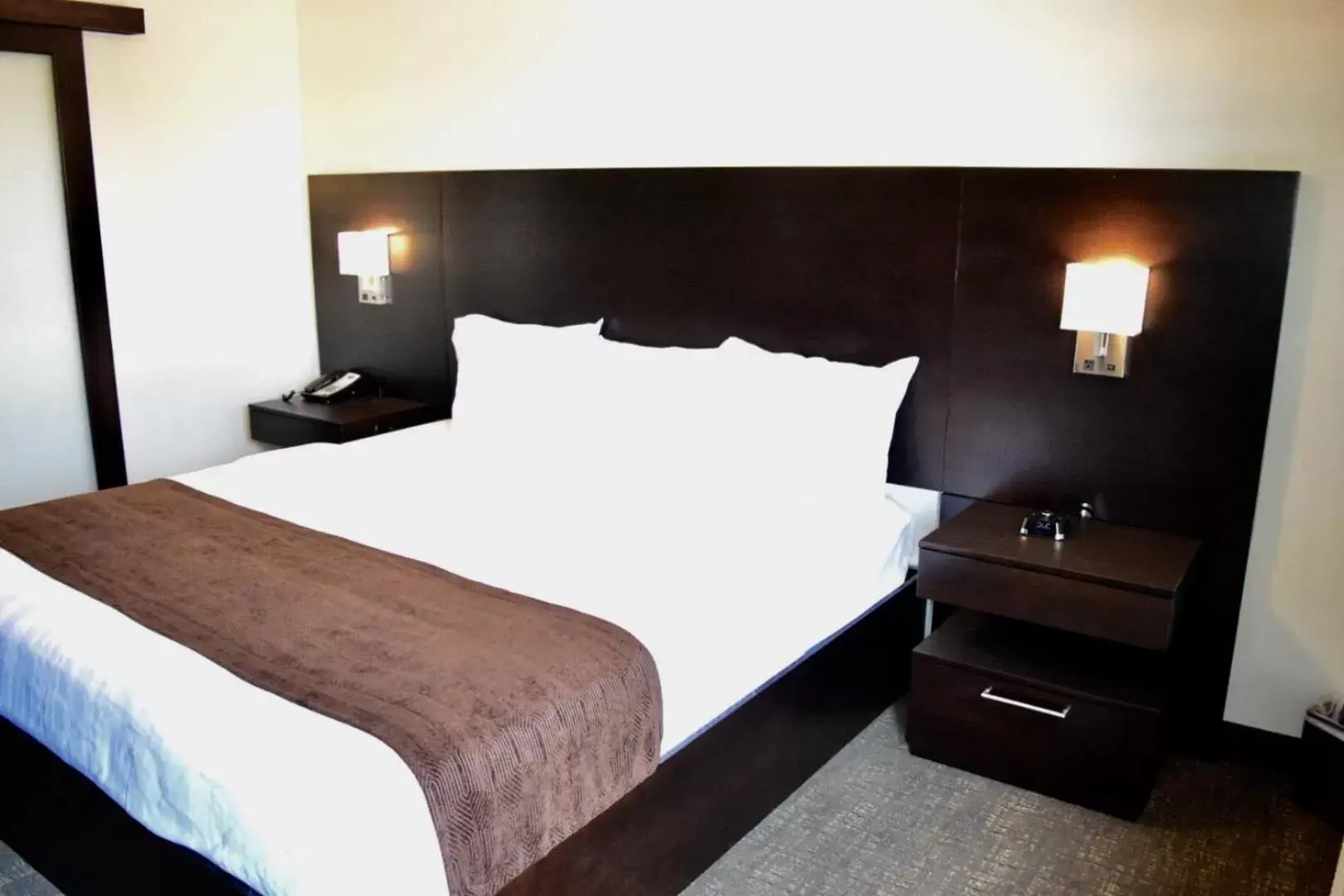 Bed in Boarders Inn & Suites by Cobblestone Hotels - Syracuse