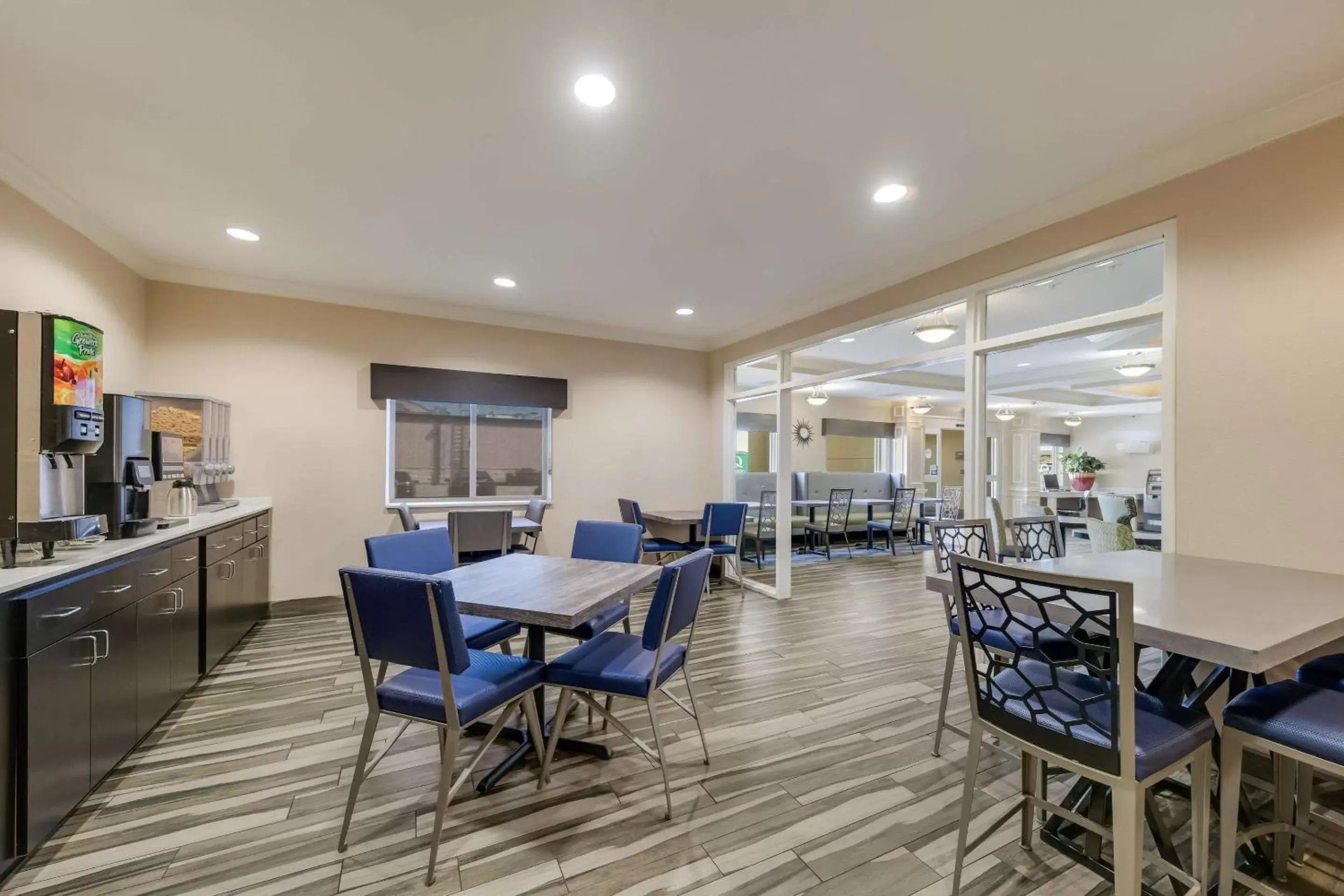 Seating area, Restaurant/Places to Eat in Quality Inn & Suites