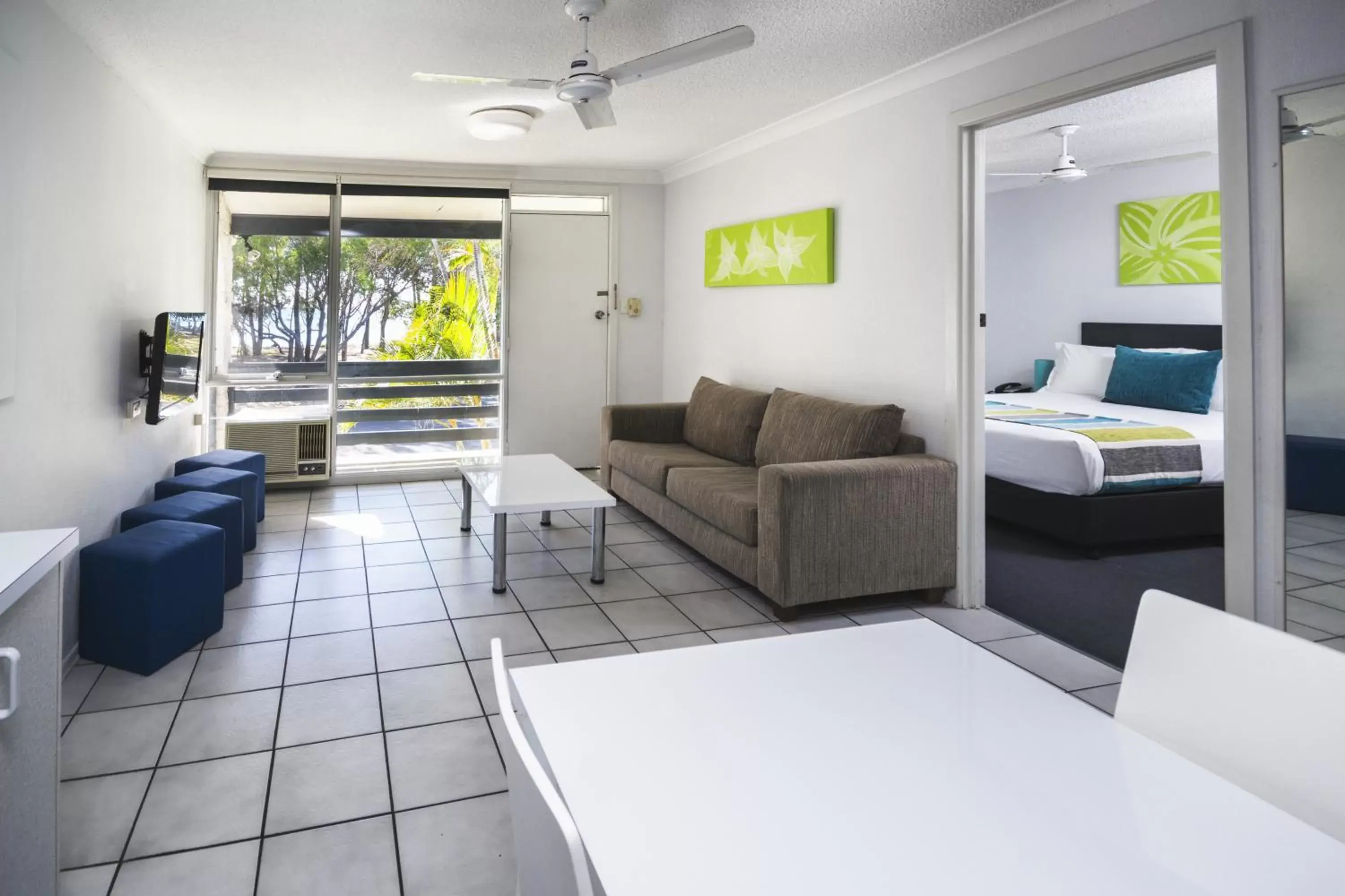 Kitchen or kitchenette, Seating Area in The Beach Motel Hervey Bay