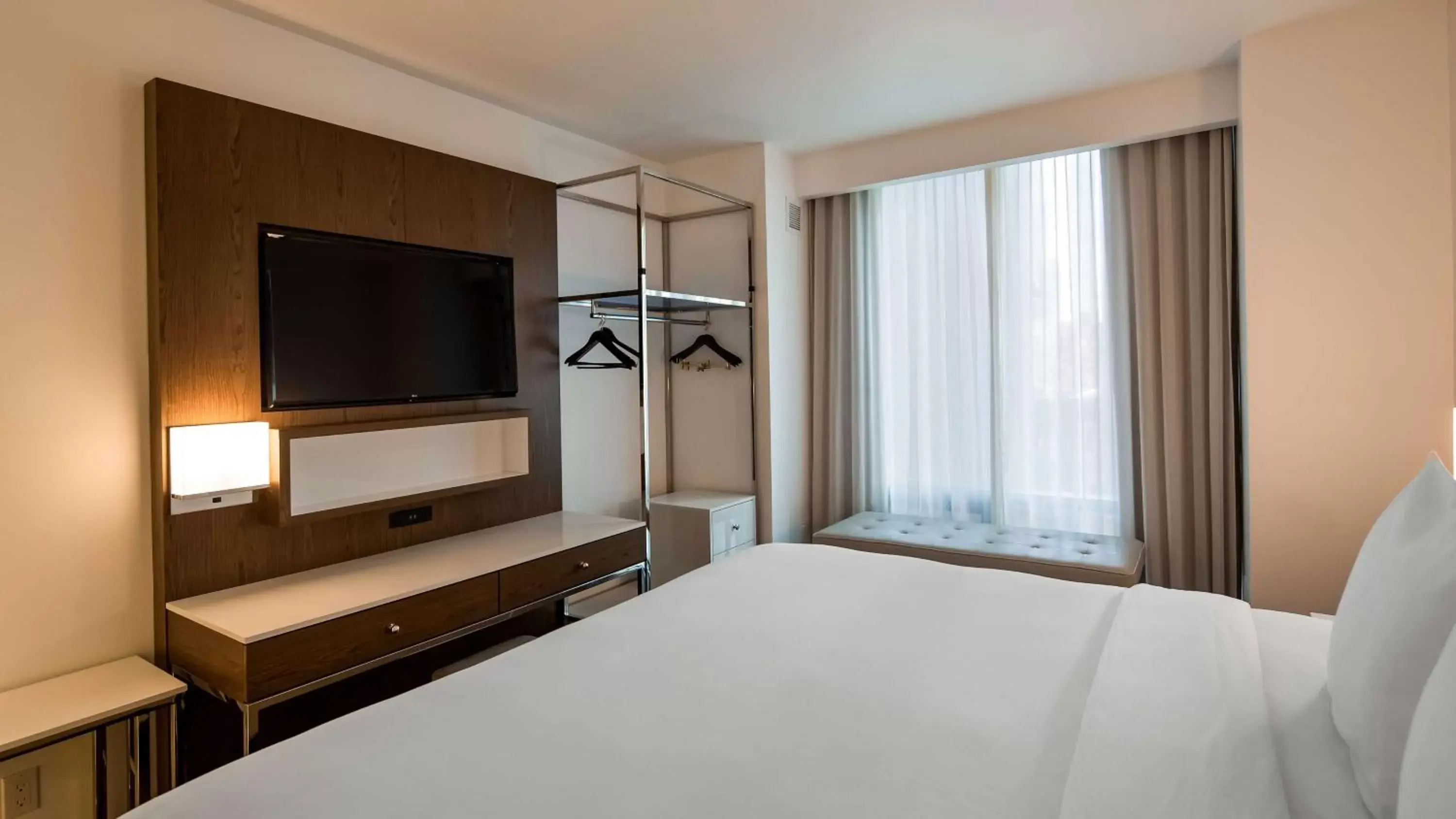 Bedroom, TV/Entertainment Center in Best Western Premier Empire State Hotel