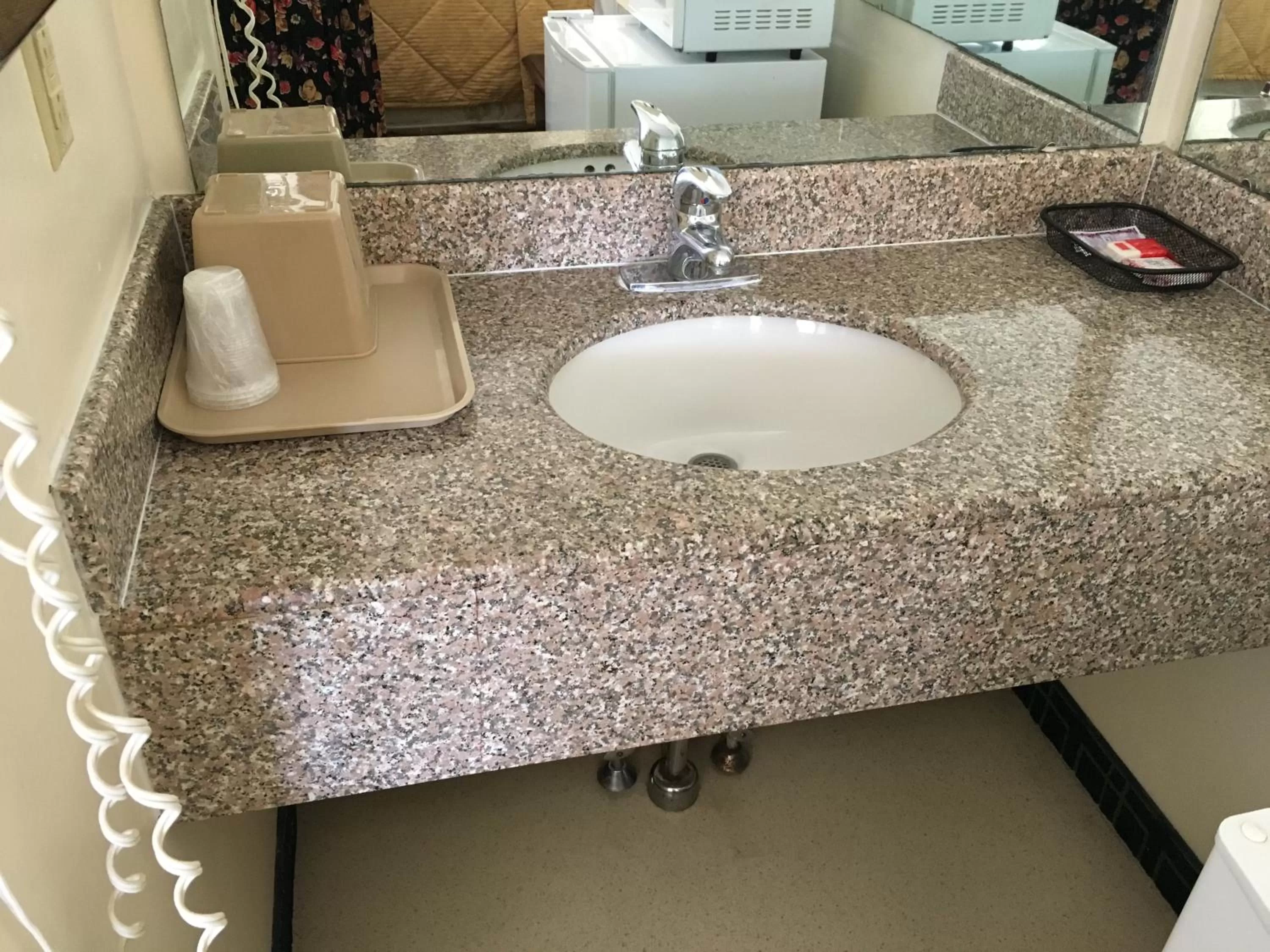 Bathroom in Red Carpet Inn - Gettysburg