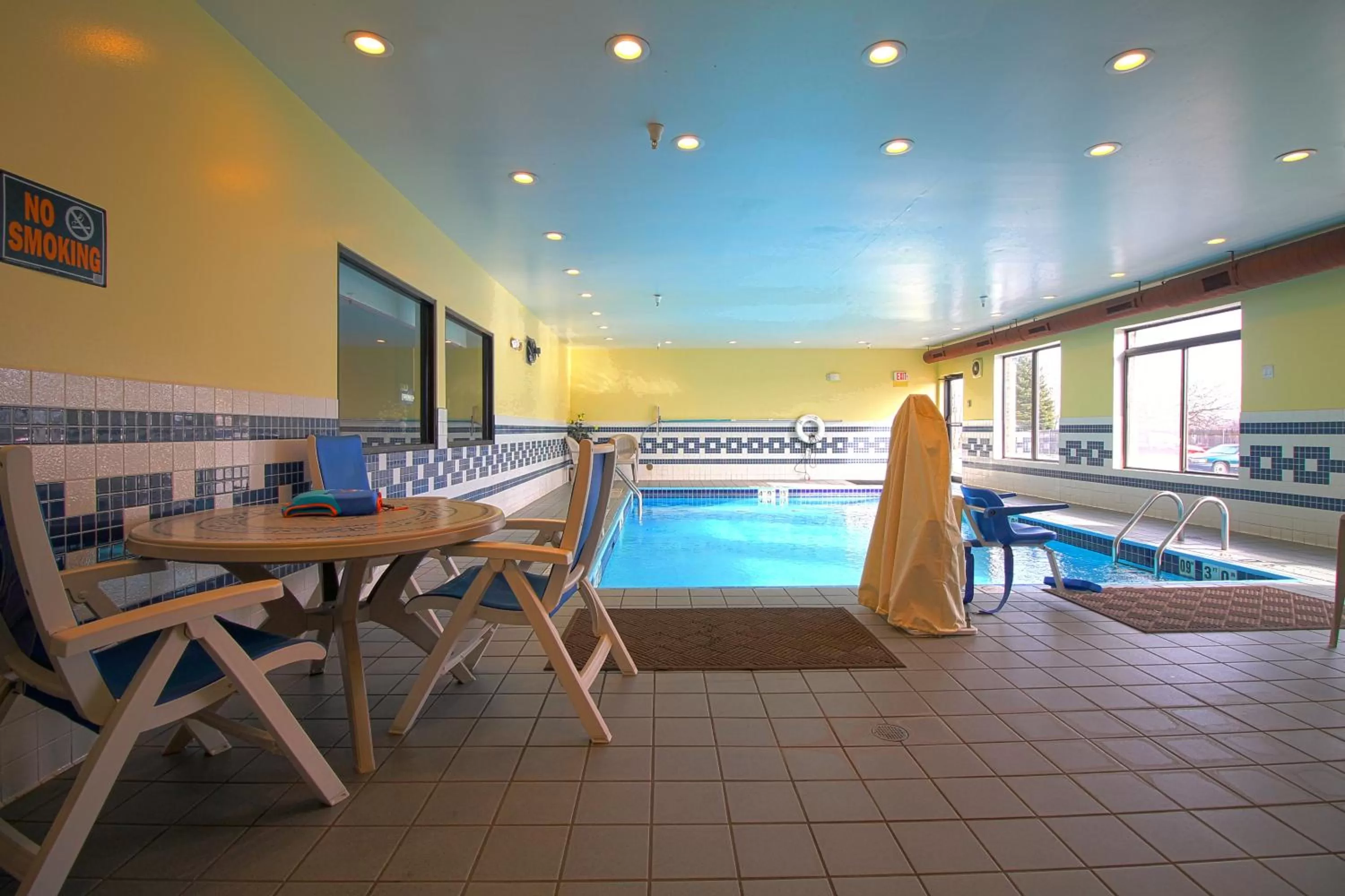 Swimming pool in Geneva Motel