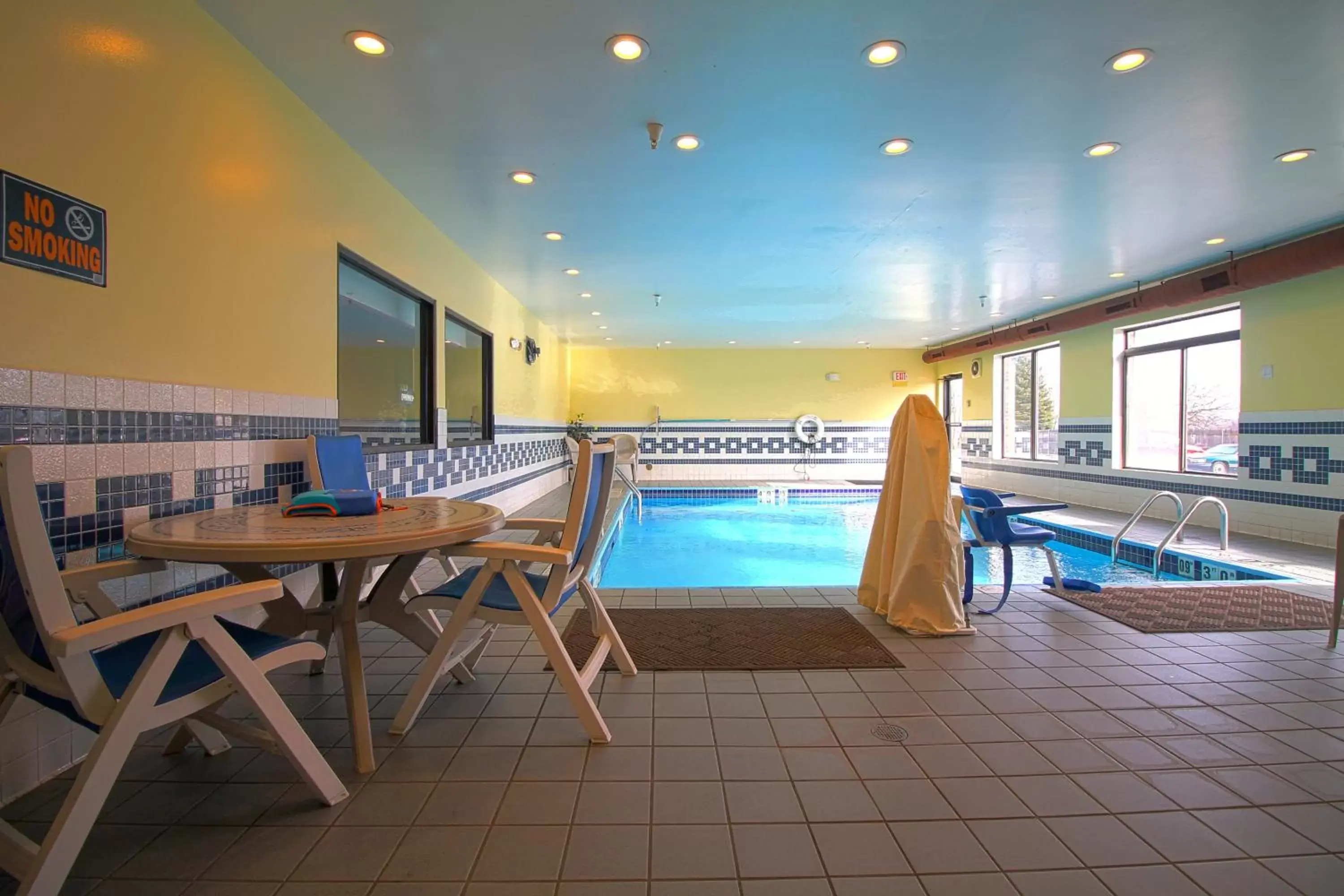 Swimming Pool in Geneva Motel Inn