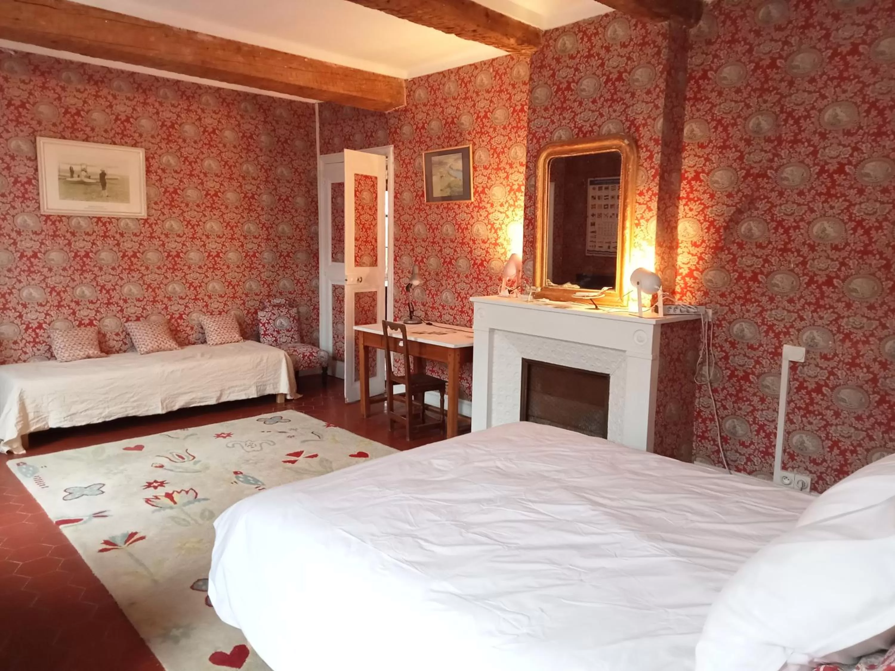 Photo of the whole room, Bed in Mas Palegry côté terrasse