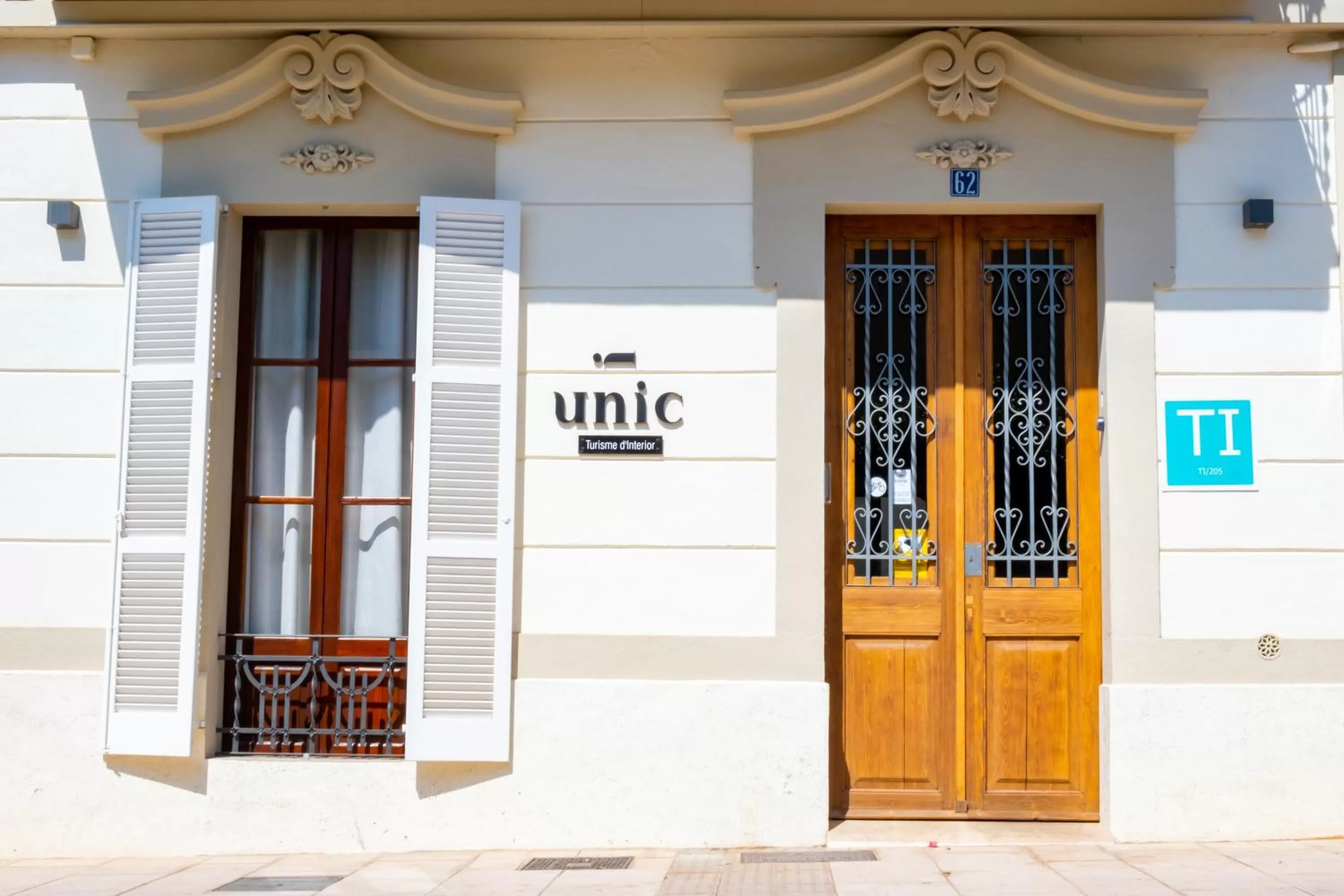 Facade/entrance in "unic, turisme d'interior"