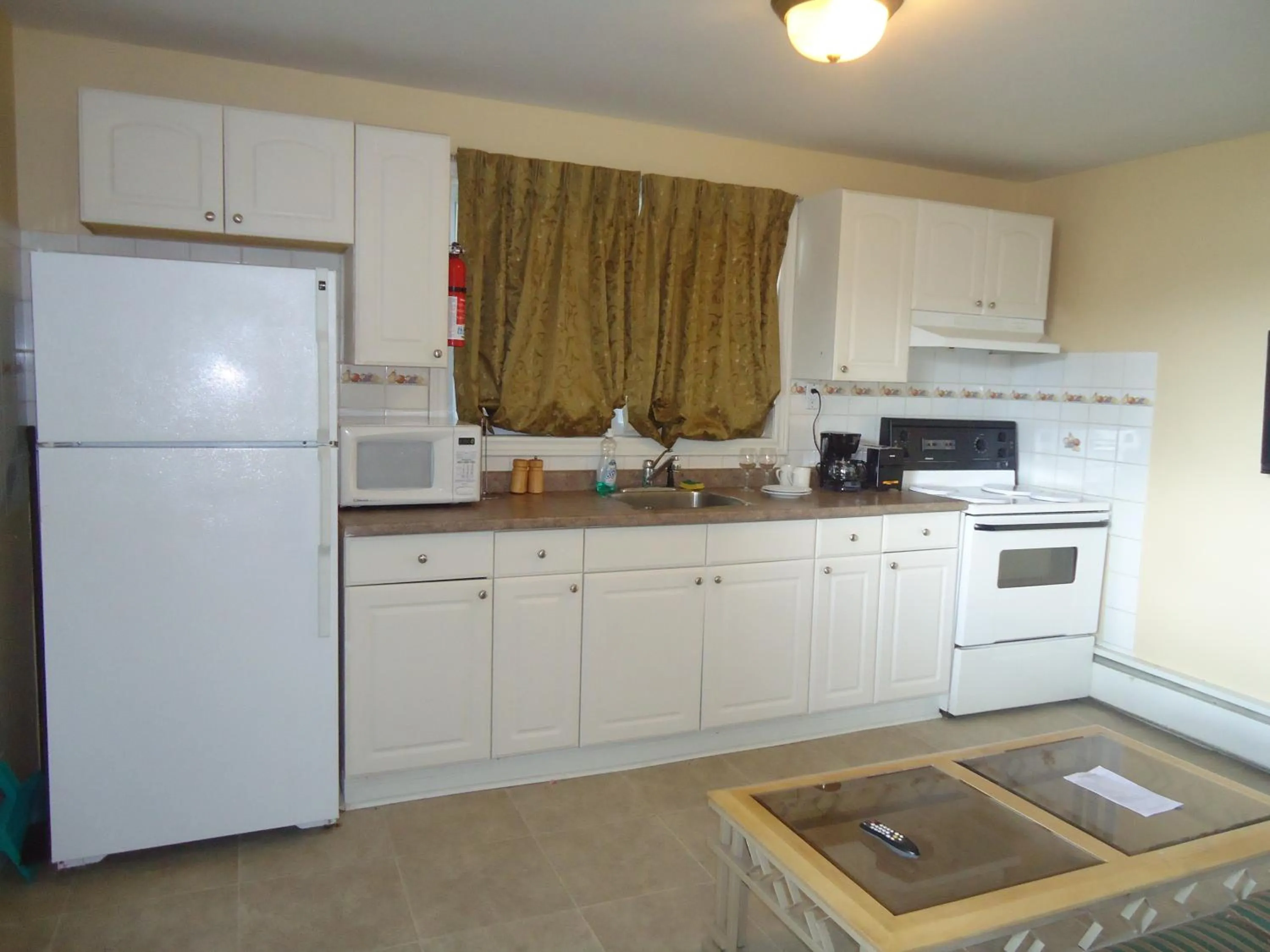 Kitchen or kitchenette in Bayside Inn & Waterfront Suites