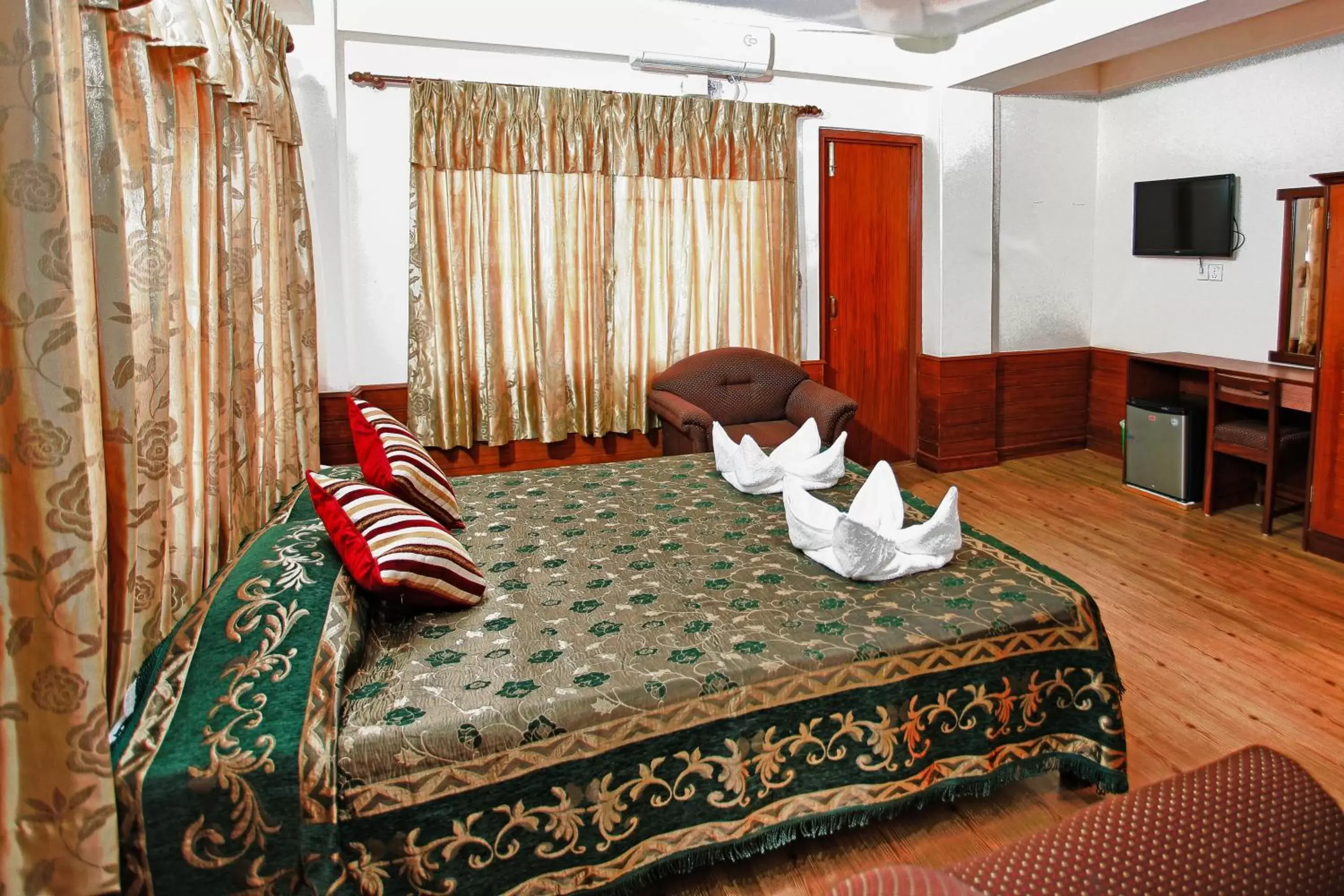 Photo of the whole room, Bed in Hotel Crystal Palace Photo of the whole room, Bed in Hotel Crystal Palace