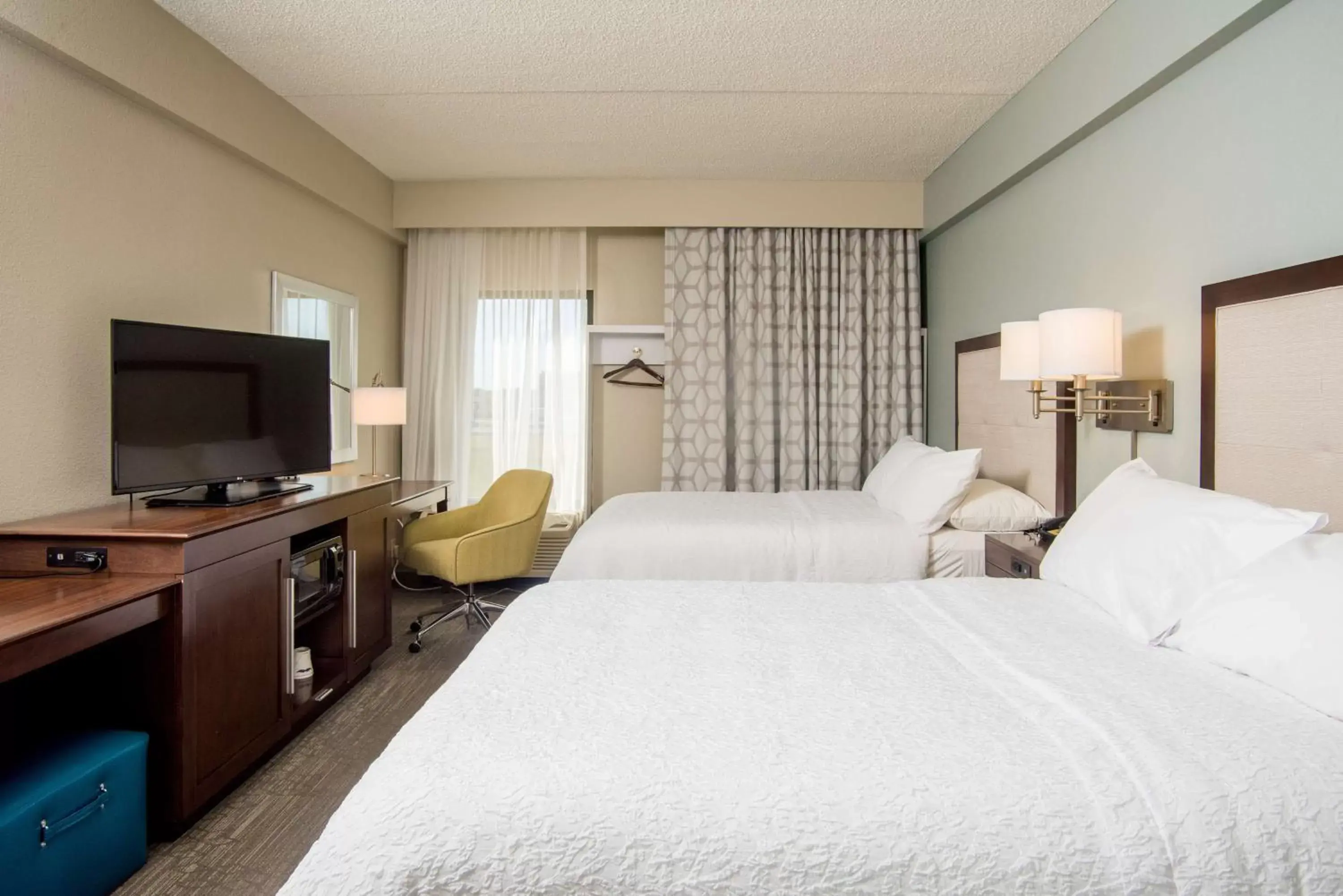 Bedroom, Bed in Hampton Inn Joplin