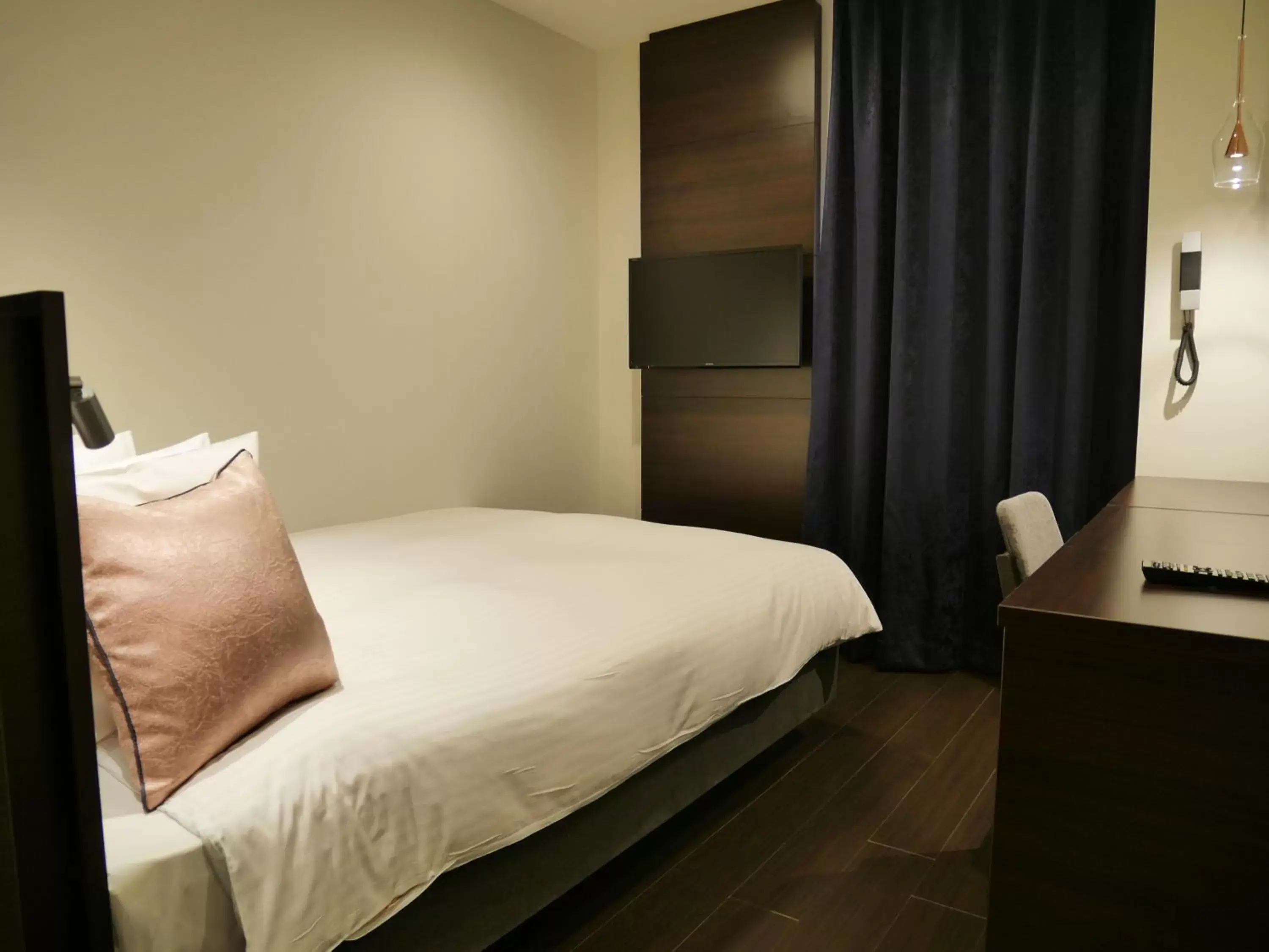 Photo of the whole room, Bed in Red Roof Inn & Suites Osaka Namba Nipponbashi