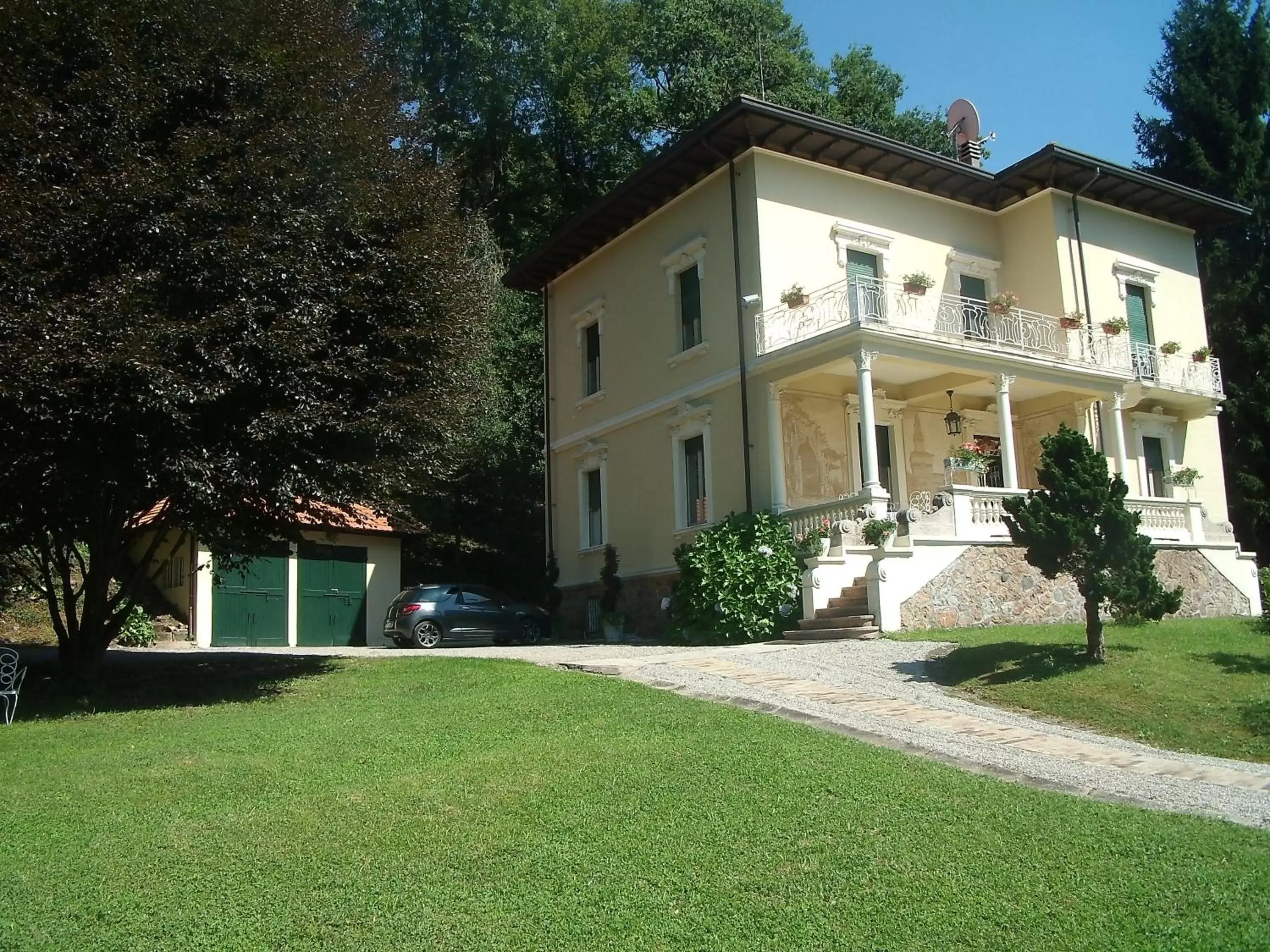 Garden in La Villa del Lago