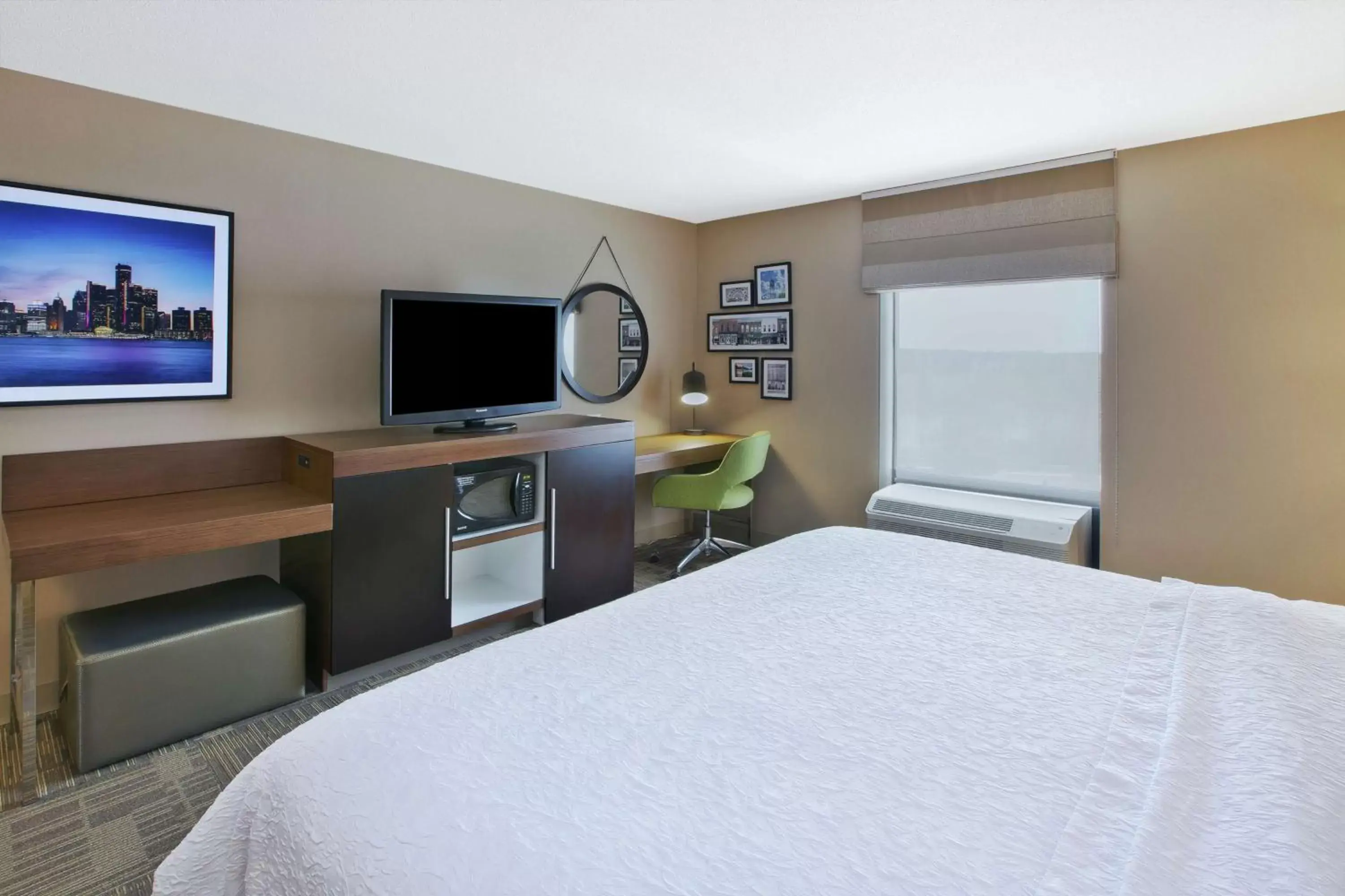 Bedroom, Bed in Hampton Inn Commerce/Novi