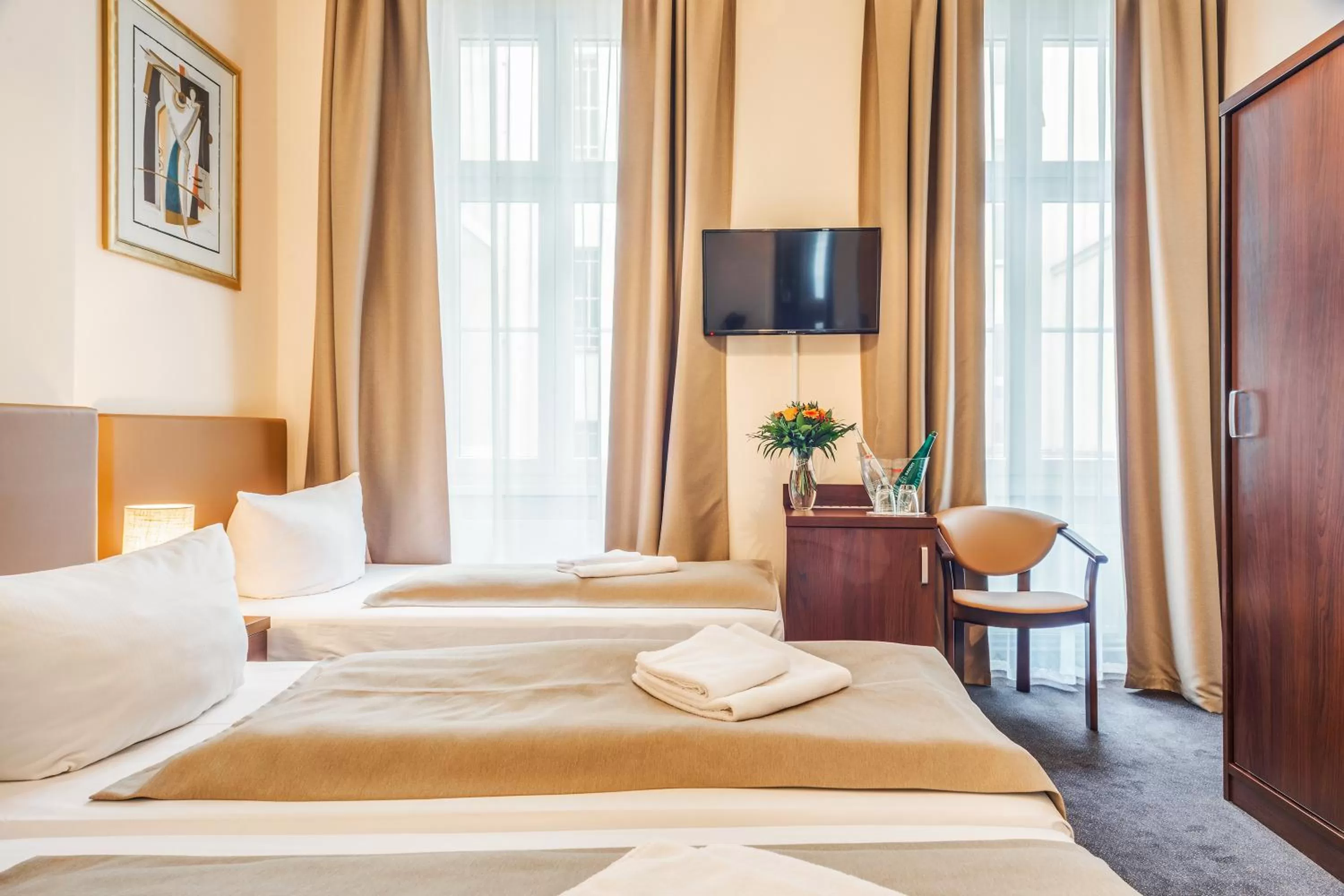 Photo of the whole room, Bed in Upper Room Hotel Kurfürstendamm