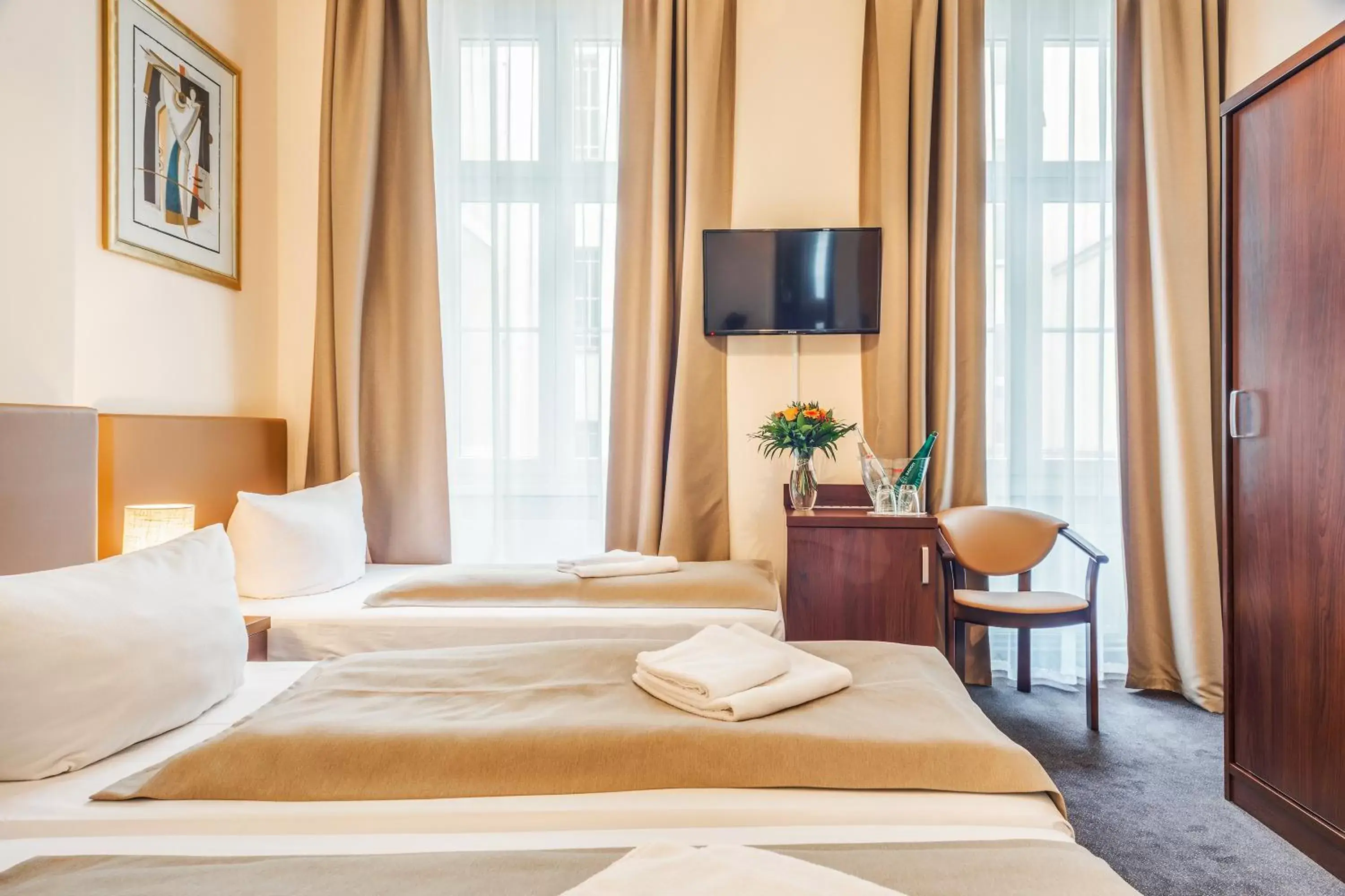 Standard Triple Room in Upper Room Hotel Kurfürstendamm Standard Triple Room in Upper Room Hotel Kurfürstendamm