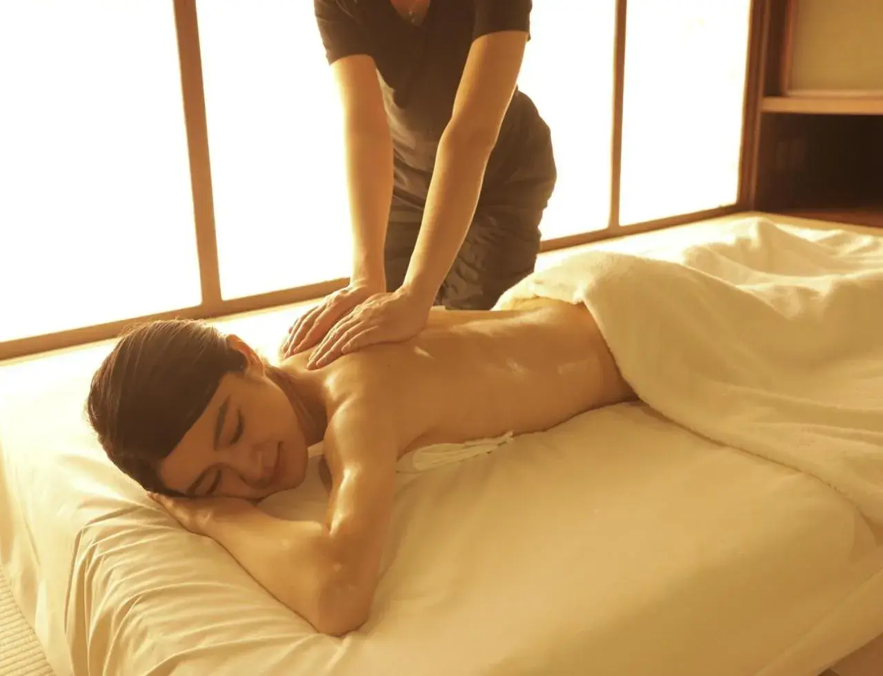 Massage in Balinese onsen ryokan Hakone Airu