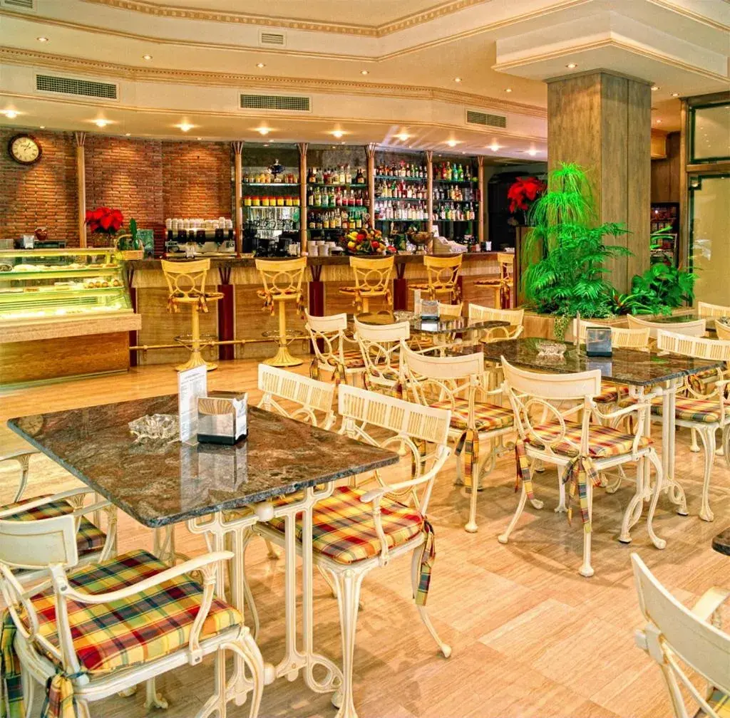 Lounge or bar, Restaurant/Places to Eat in Hotel Torrepalma