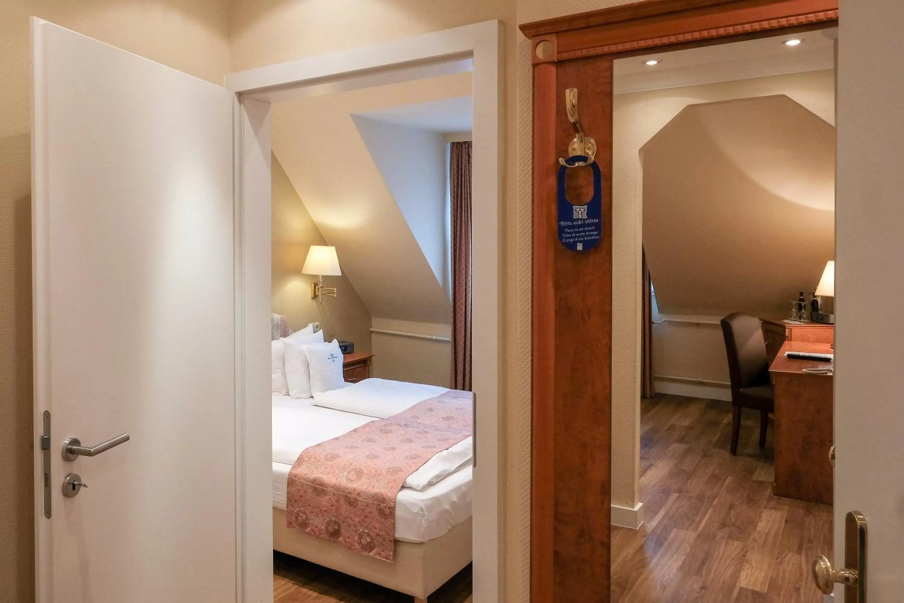 Photo of the whole room, Bed in Hotel Savoy Hannover