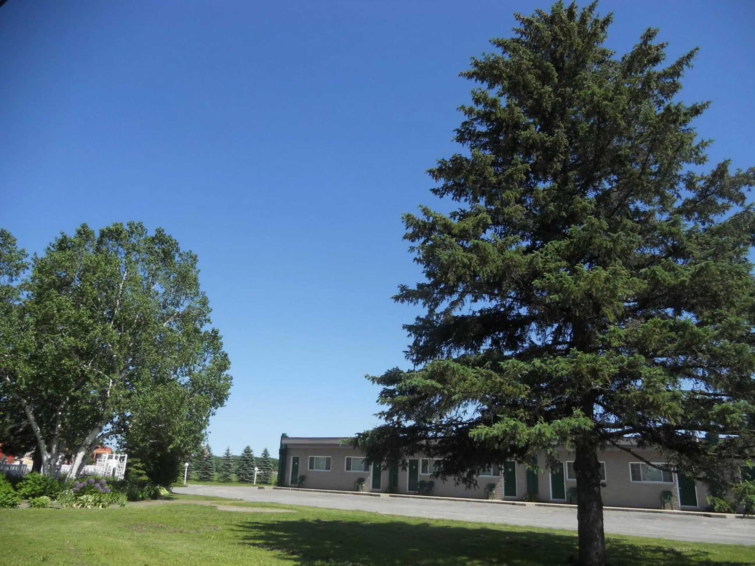 Day in Motel Normandie