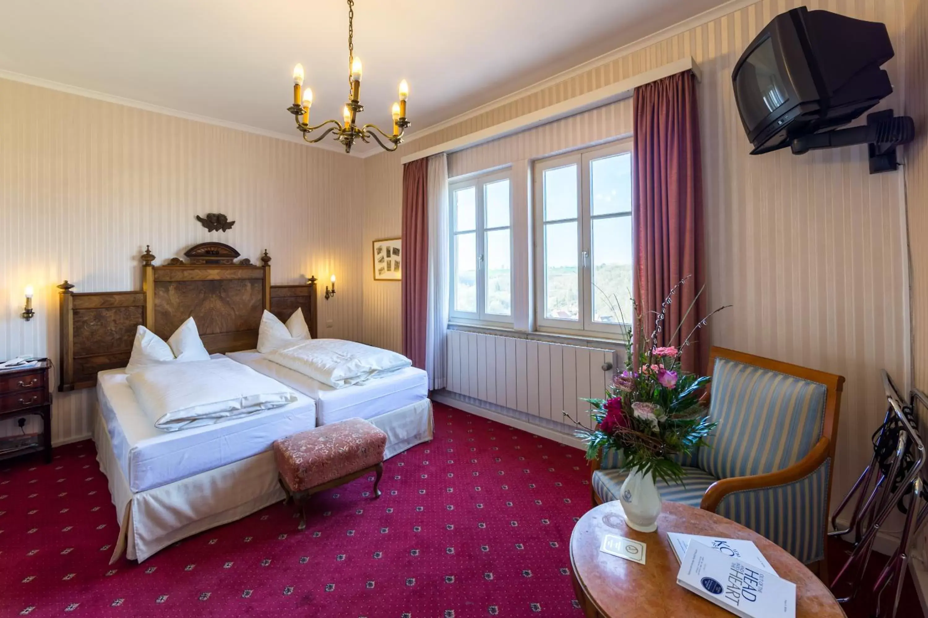 Bed in Historik Hotel Goldener Hirsch Rothenburg