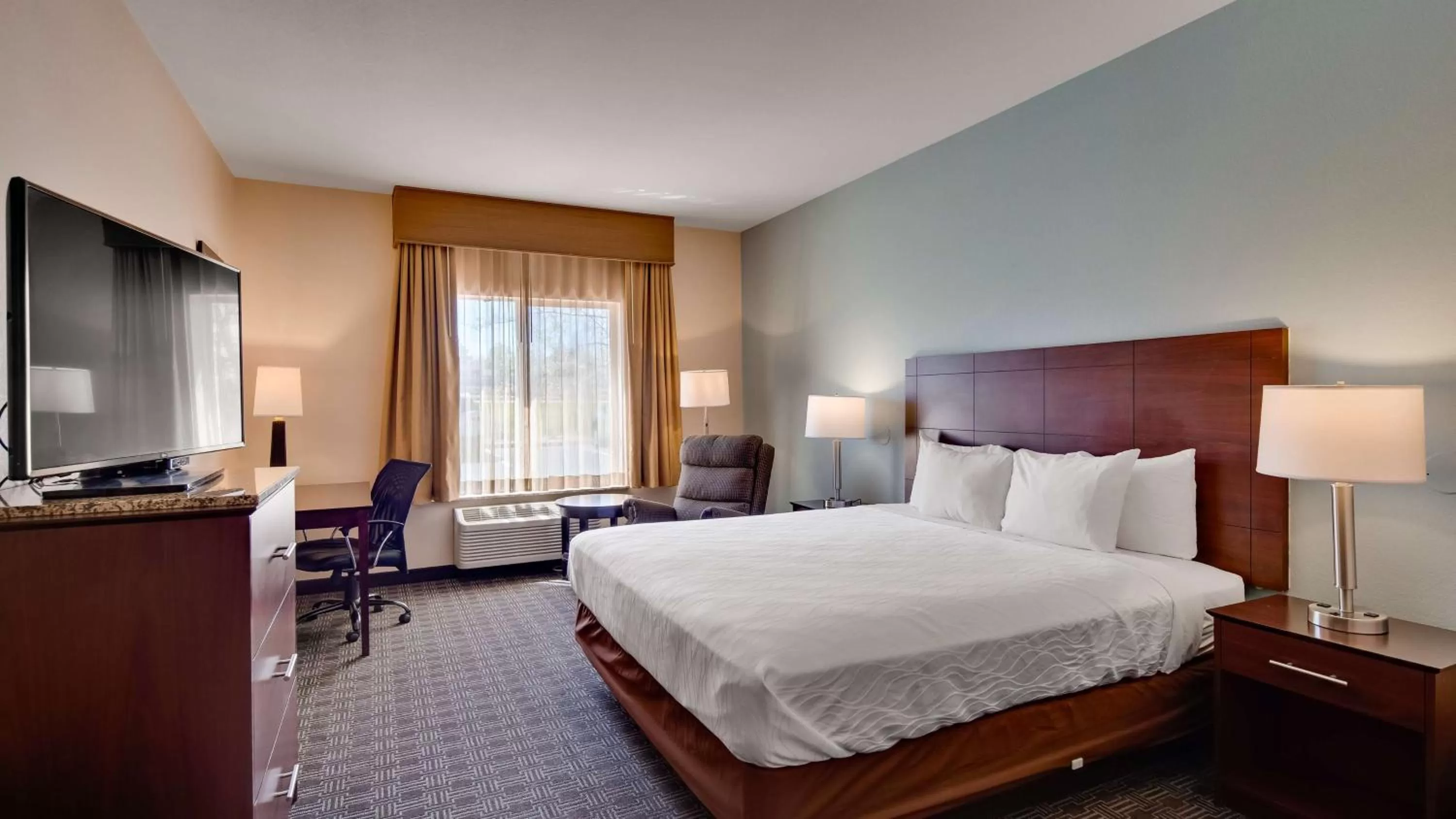 Photo of the whole room, Bed in Best Western Plus Gateway Inn & Suites - Aurora
