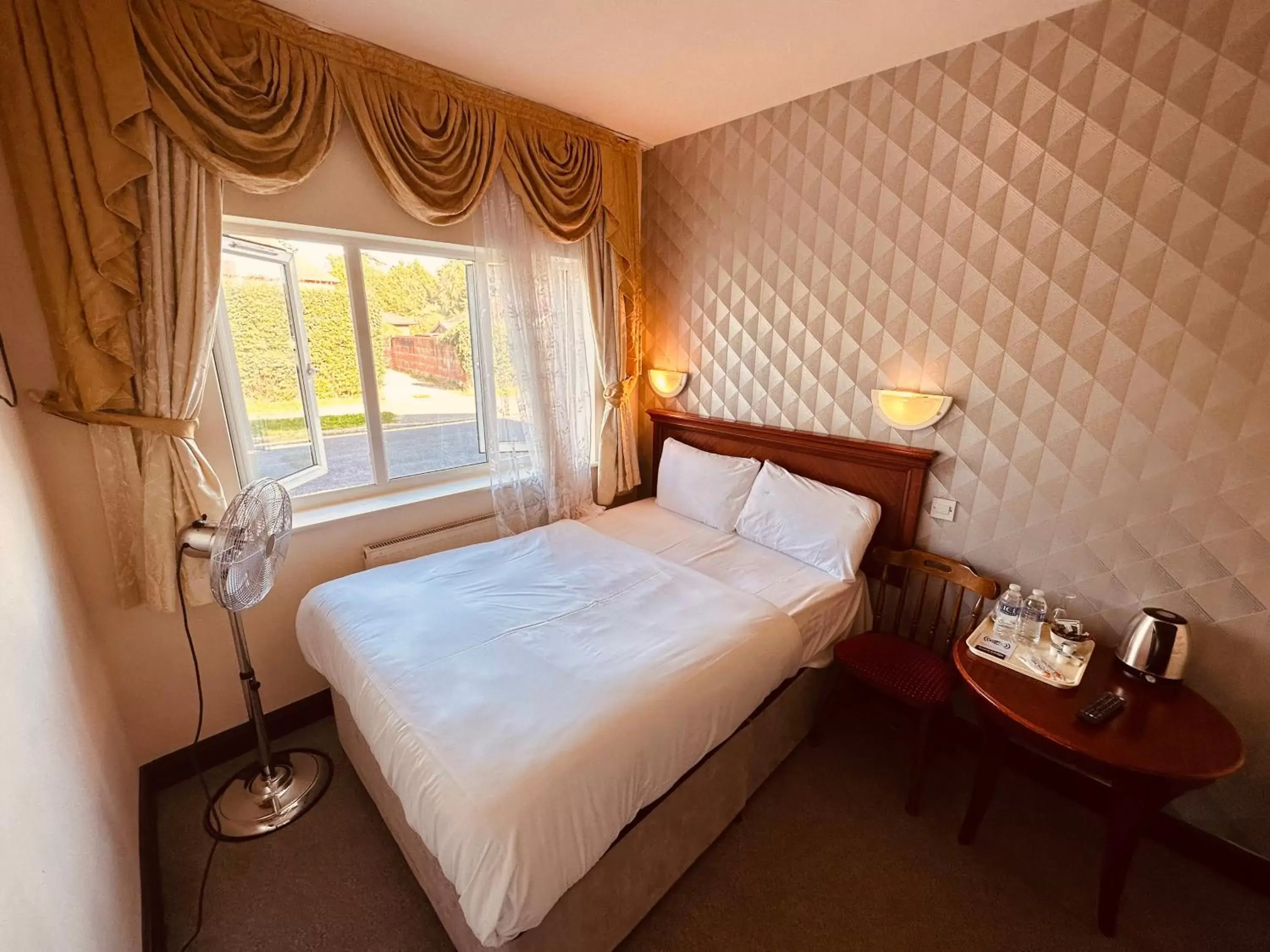 Bed in Acorn Lodge Gatwick