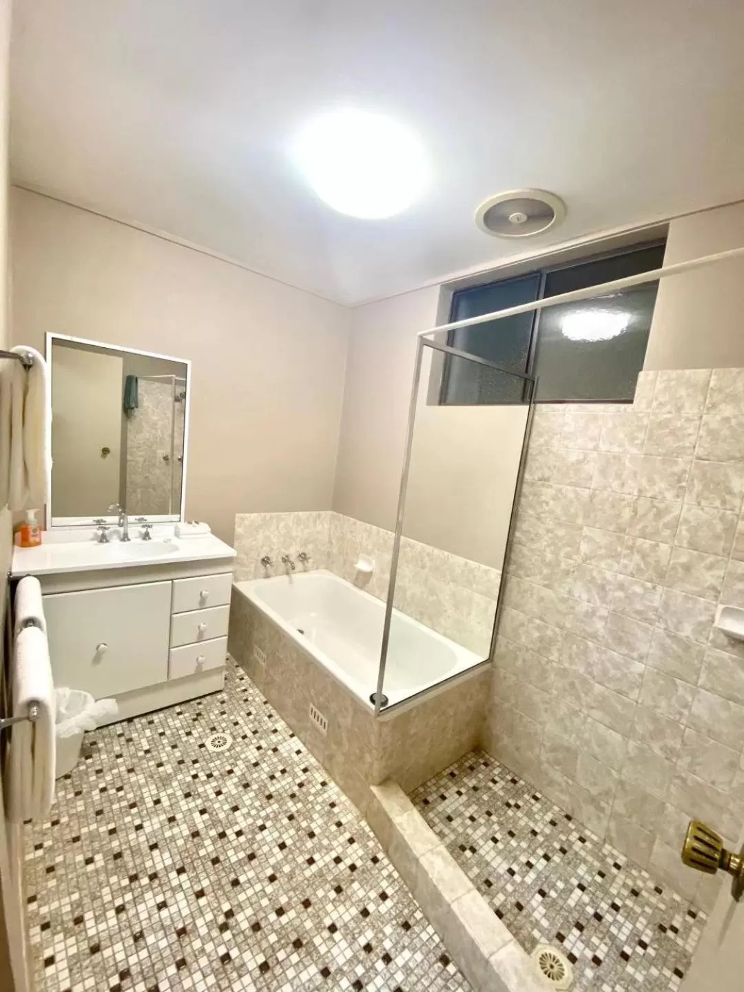 Bathroom in Apollo Motel Parkes