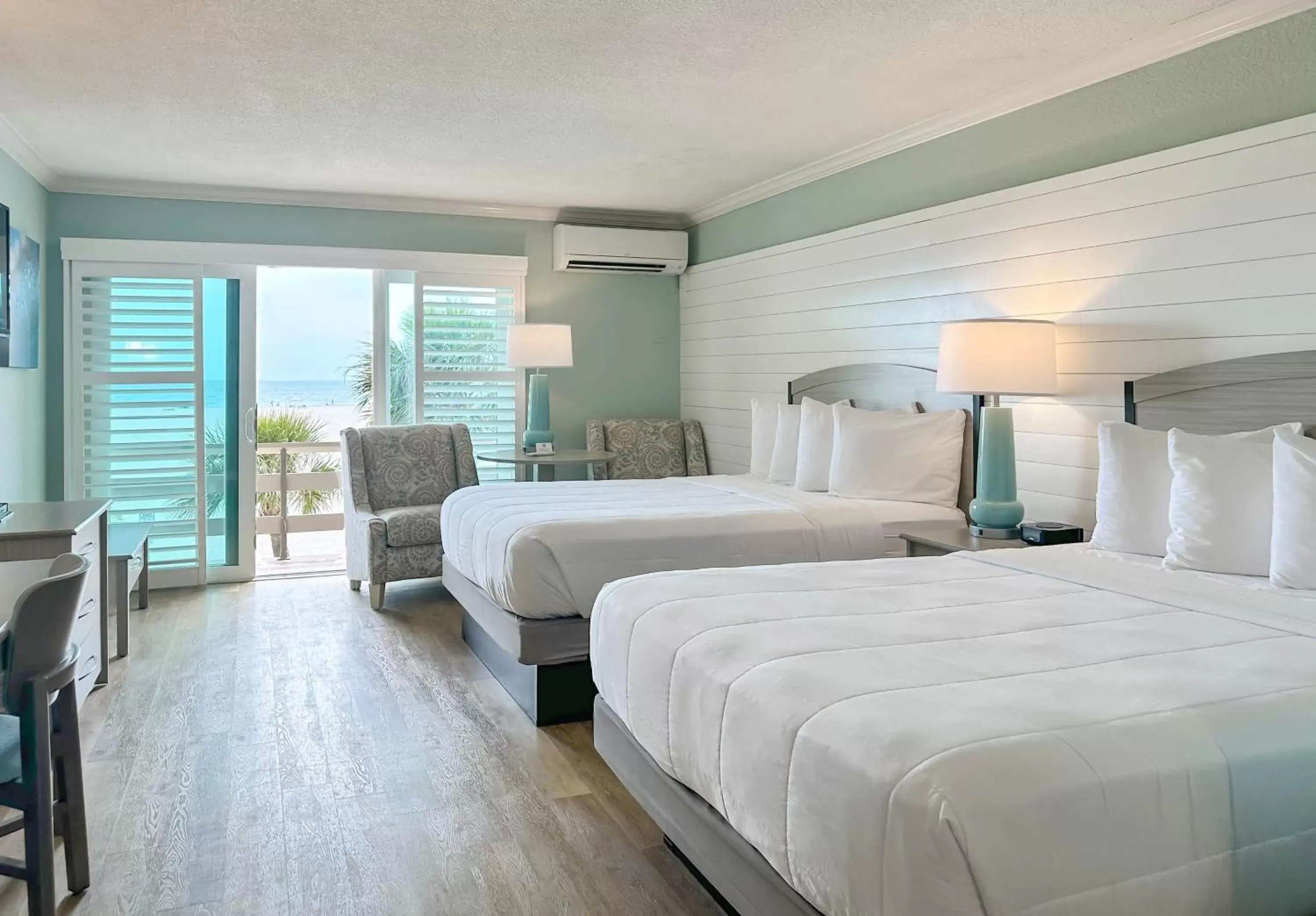 Bed in Thunderbird Beach Resort