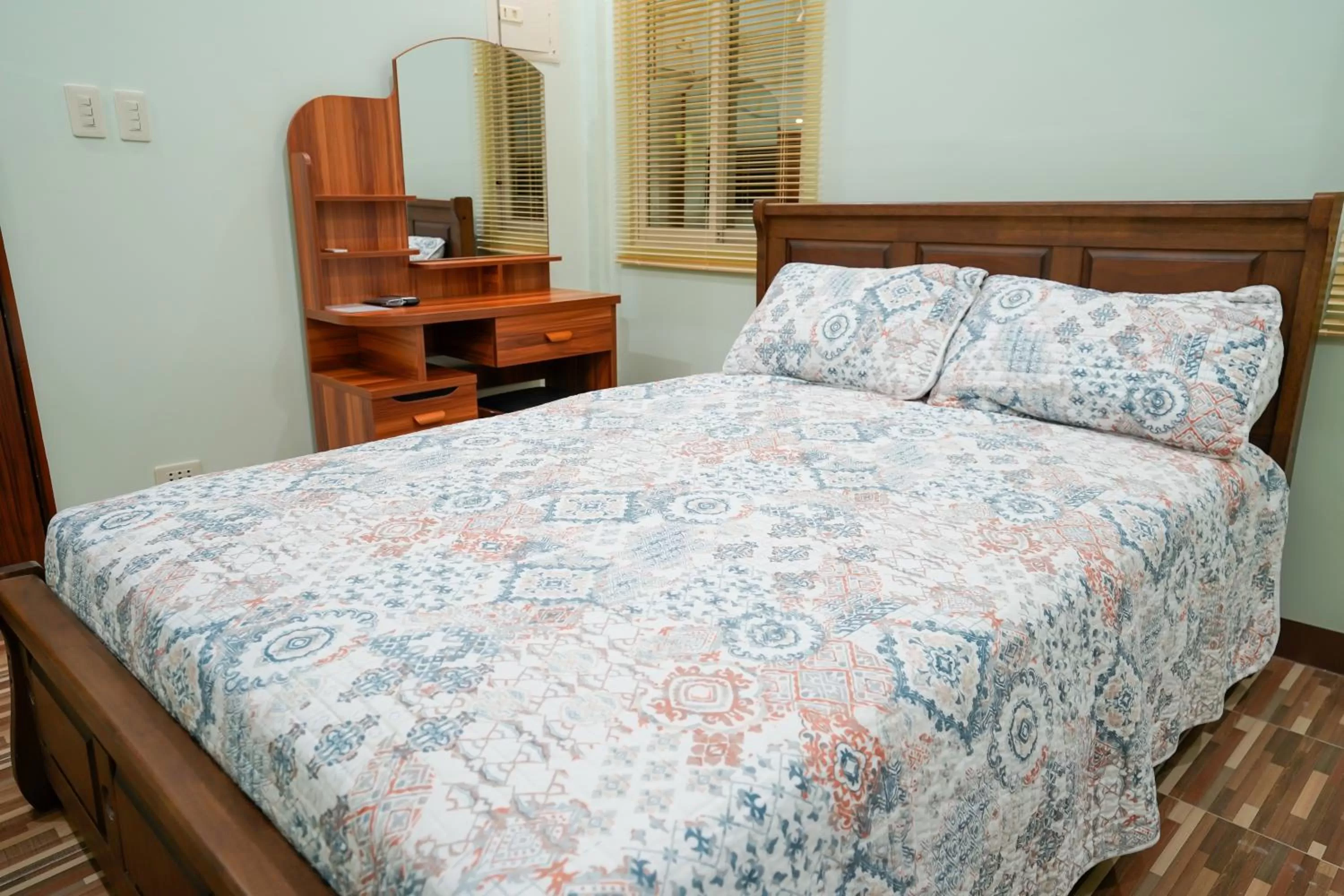 Photo of the whole room, Bed in MS Mountain Cabin