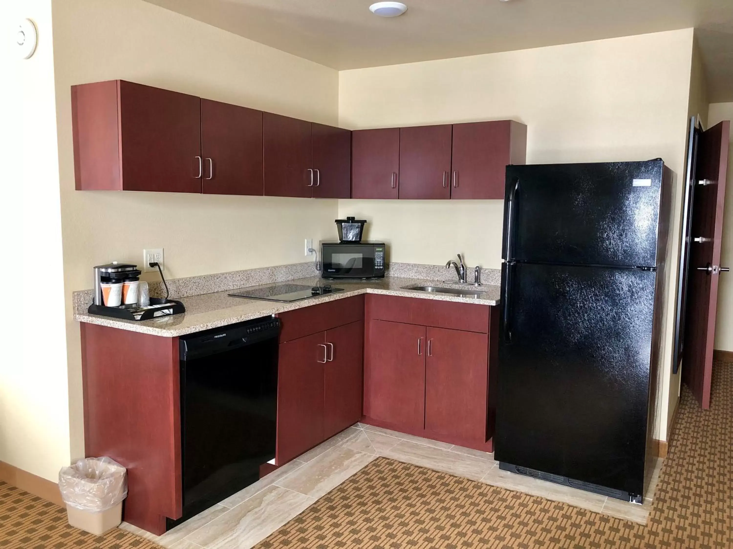 Kitchen or kitchenette, Kitchen/Kitchenette in Cobblestone Hotel & Suites Pulaski/Green Bay