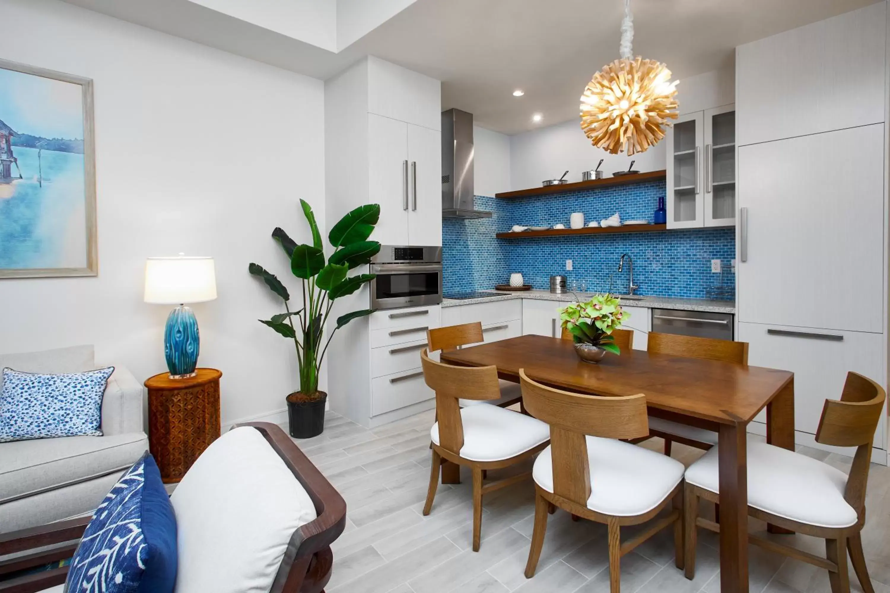 Kitchen or kitchenette, Dining Area in Margaritaville Beach Resort Nassau