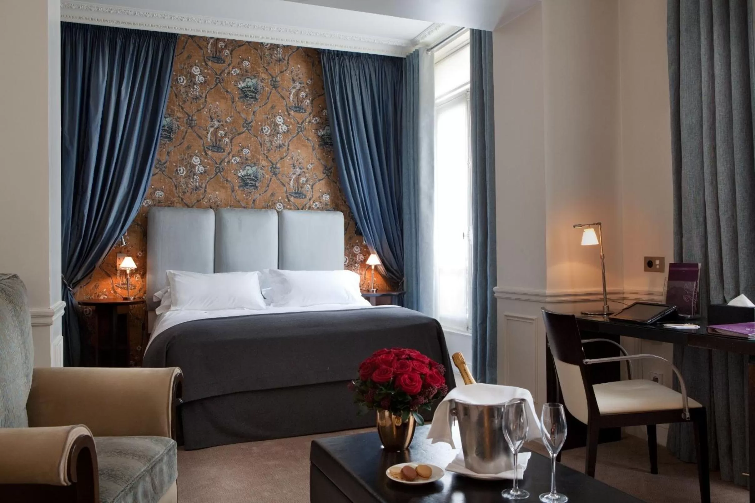 Photo of the whole room, Bed in La Tremoille Paris