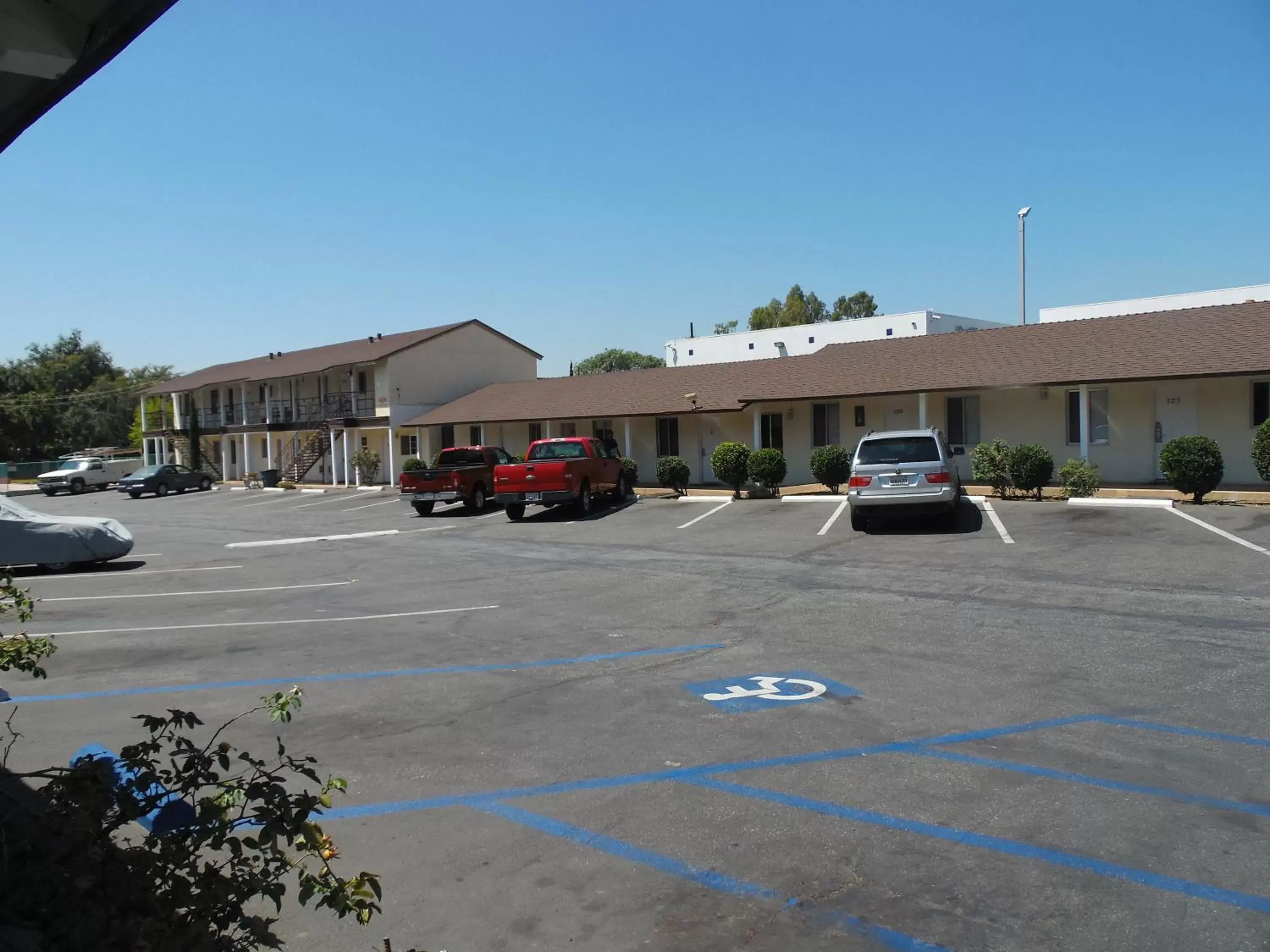 Property building in Hi-Way Host Motel Property building in Hi-Way Host Motel