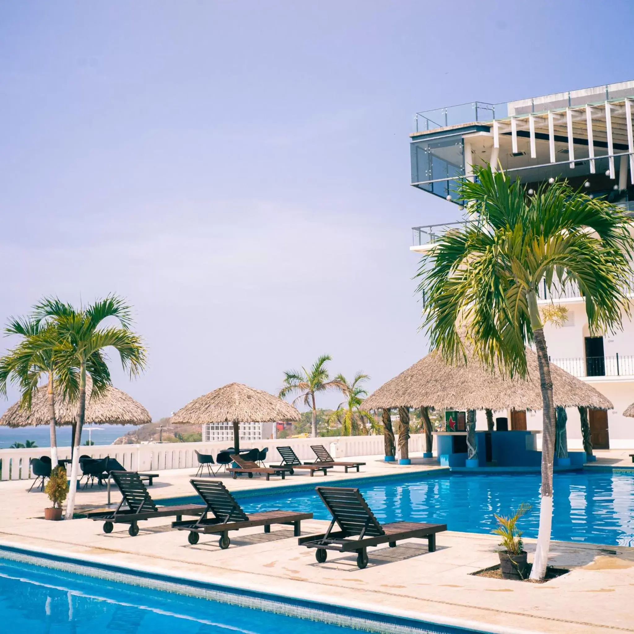 Property building, Swimming Pool in Hotel Caracol Plaza
