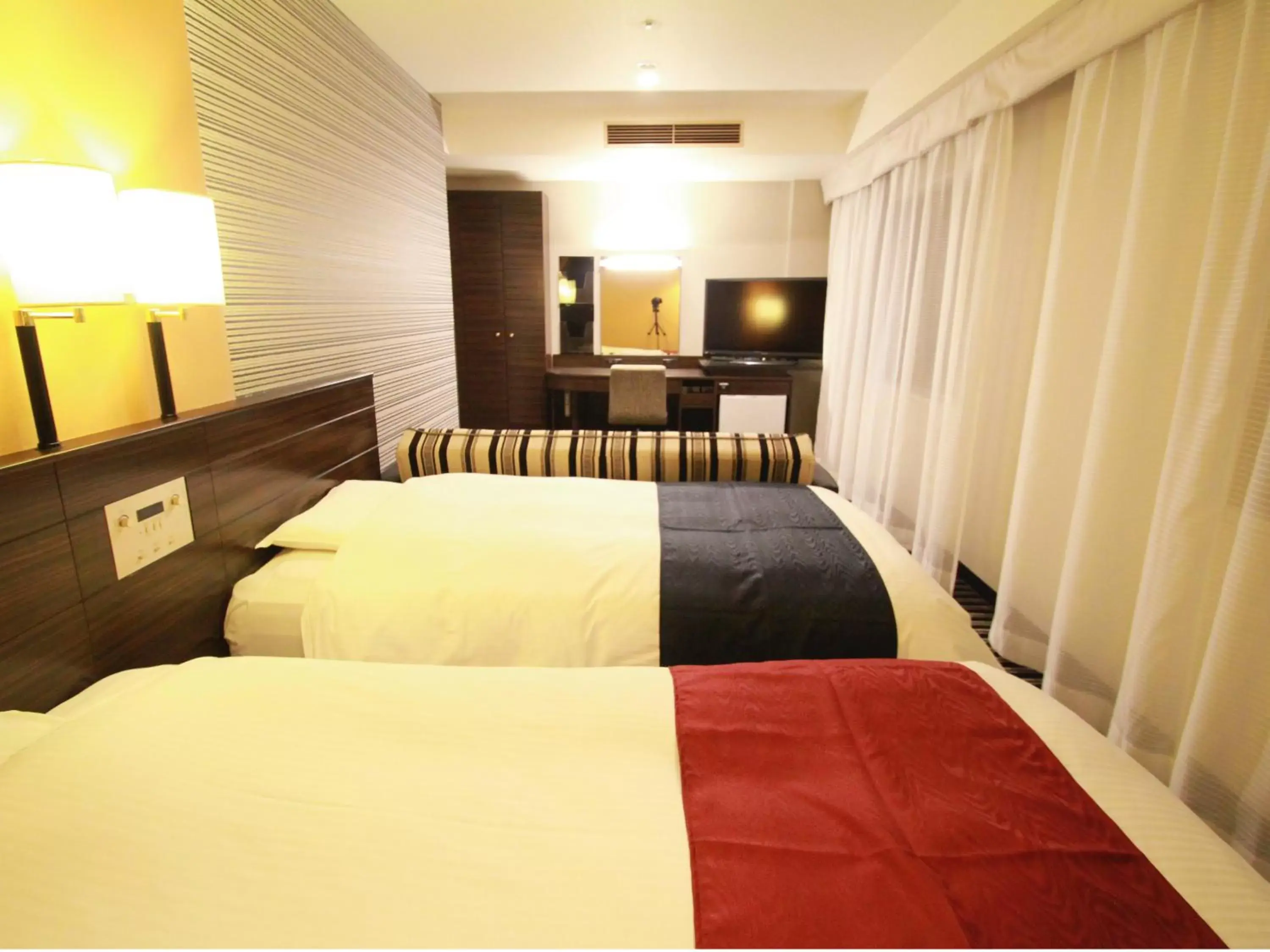 Photo of the whole room, Bed in APA Hotel Fukuoka Watanabe Dori EXCELLENT