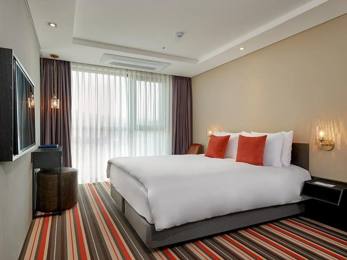 Bedroom, Bed in Hotel Alice and Trunk