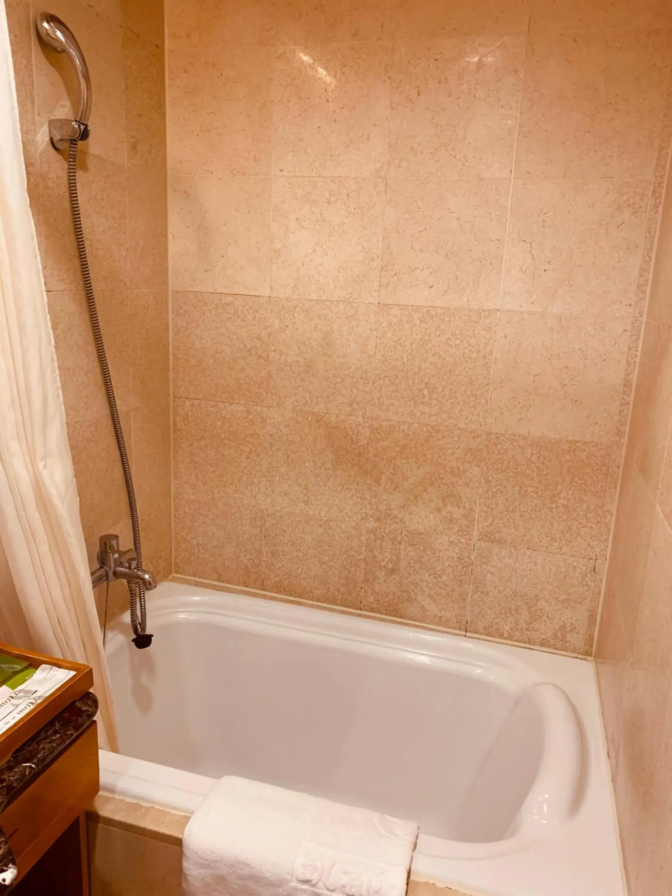 Bath, Bathroom in Kai Du Hotel