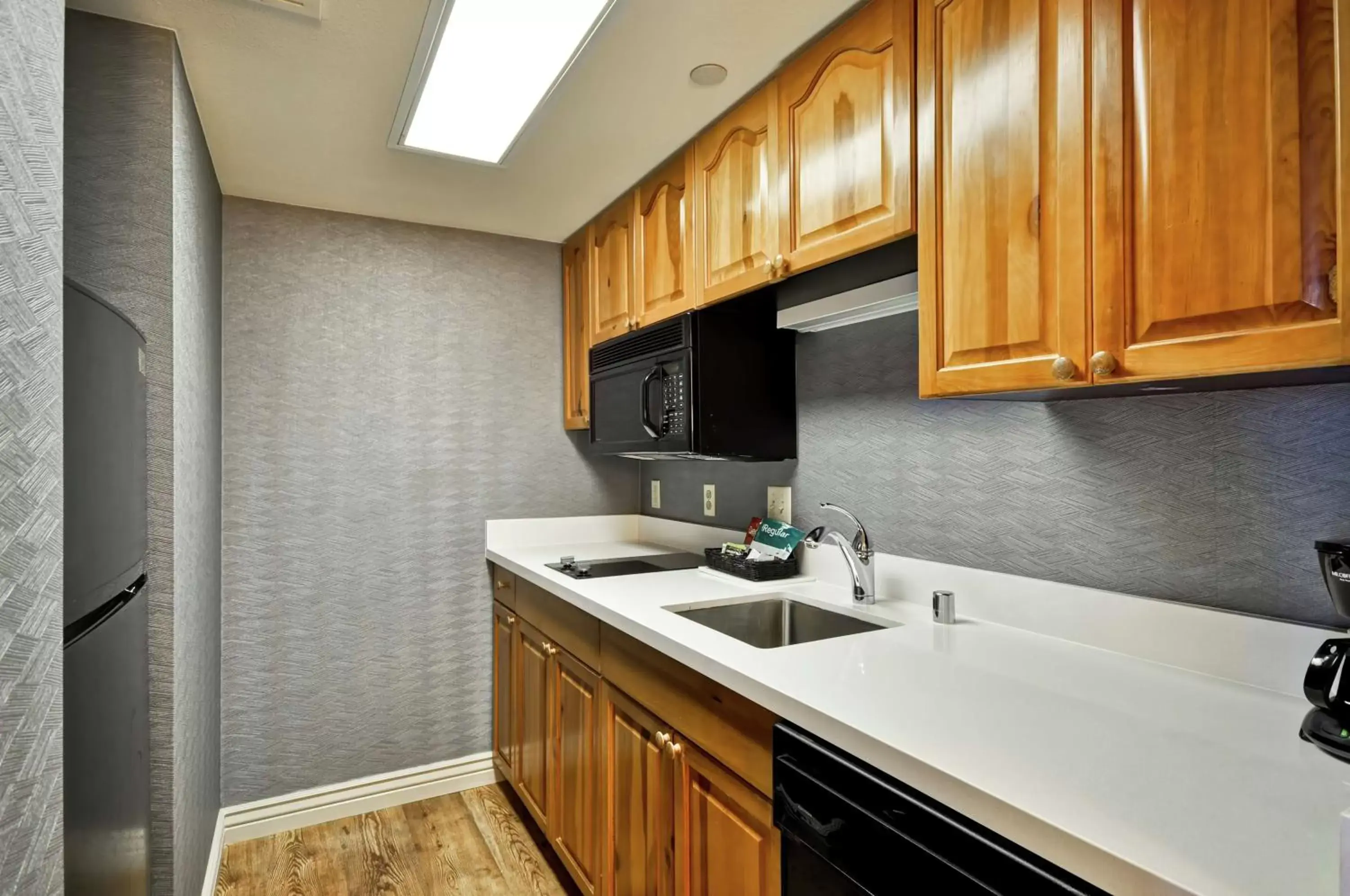 Kitchen or kitchenette, Kitchen/Kitchenette in Homewood Suites by Hilton Phoenix-Biltmore